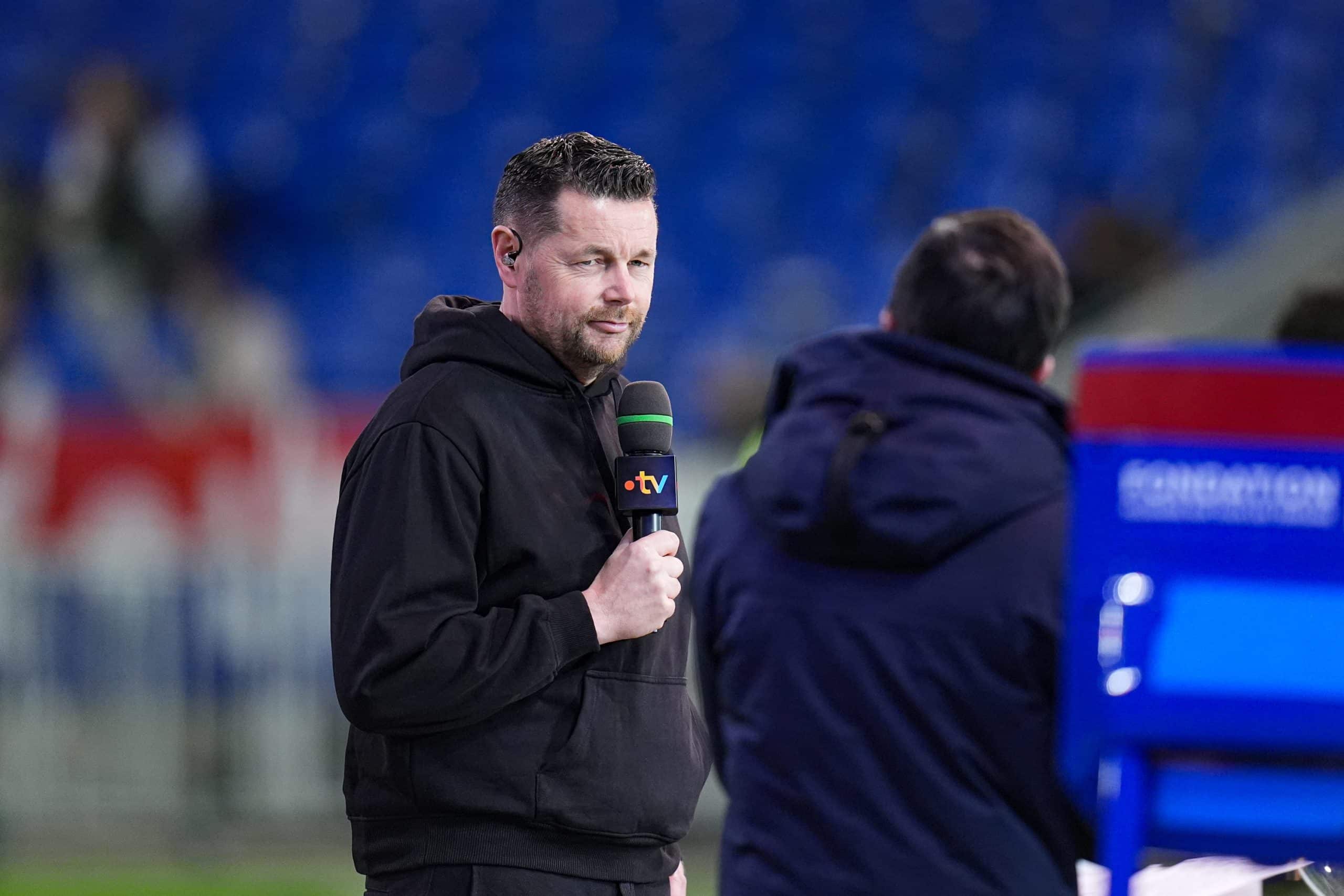 L'entraîneur du RC Lens, Pierre Sage, répondant à des questions de France Télévision avant le match contre l'OL.