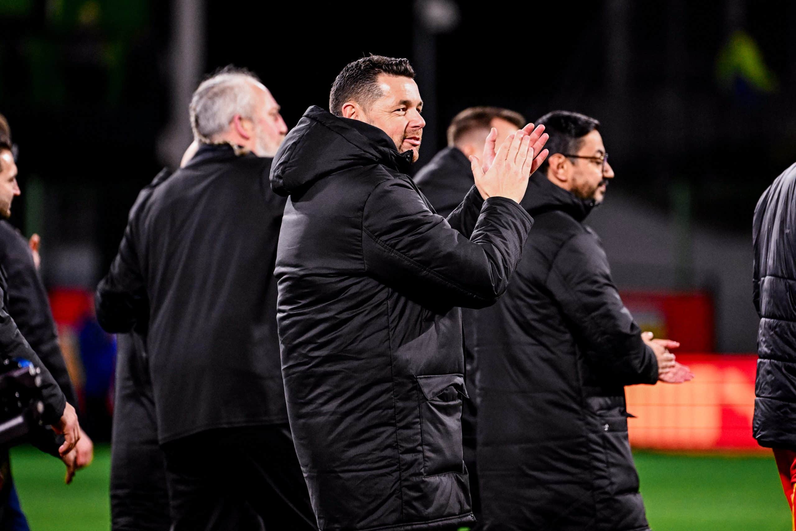 Pierre Sage saluant le public de Bollaert.