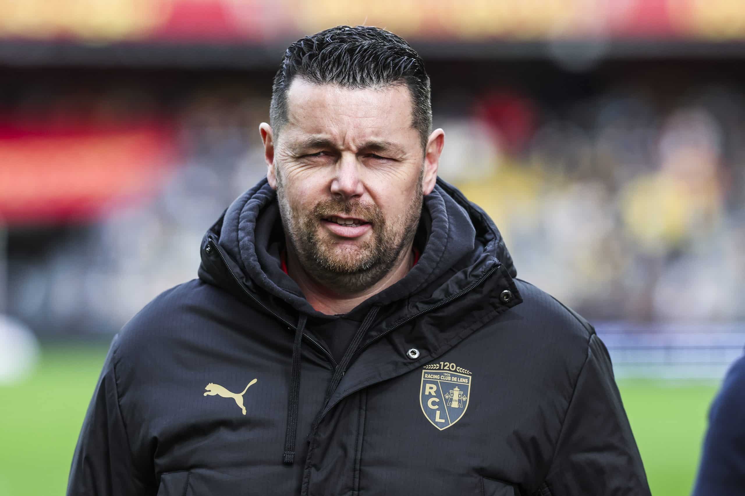 Pierre Sage avant le coup d'envoi du match du RC Lens contre Monaco.