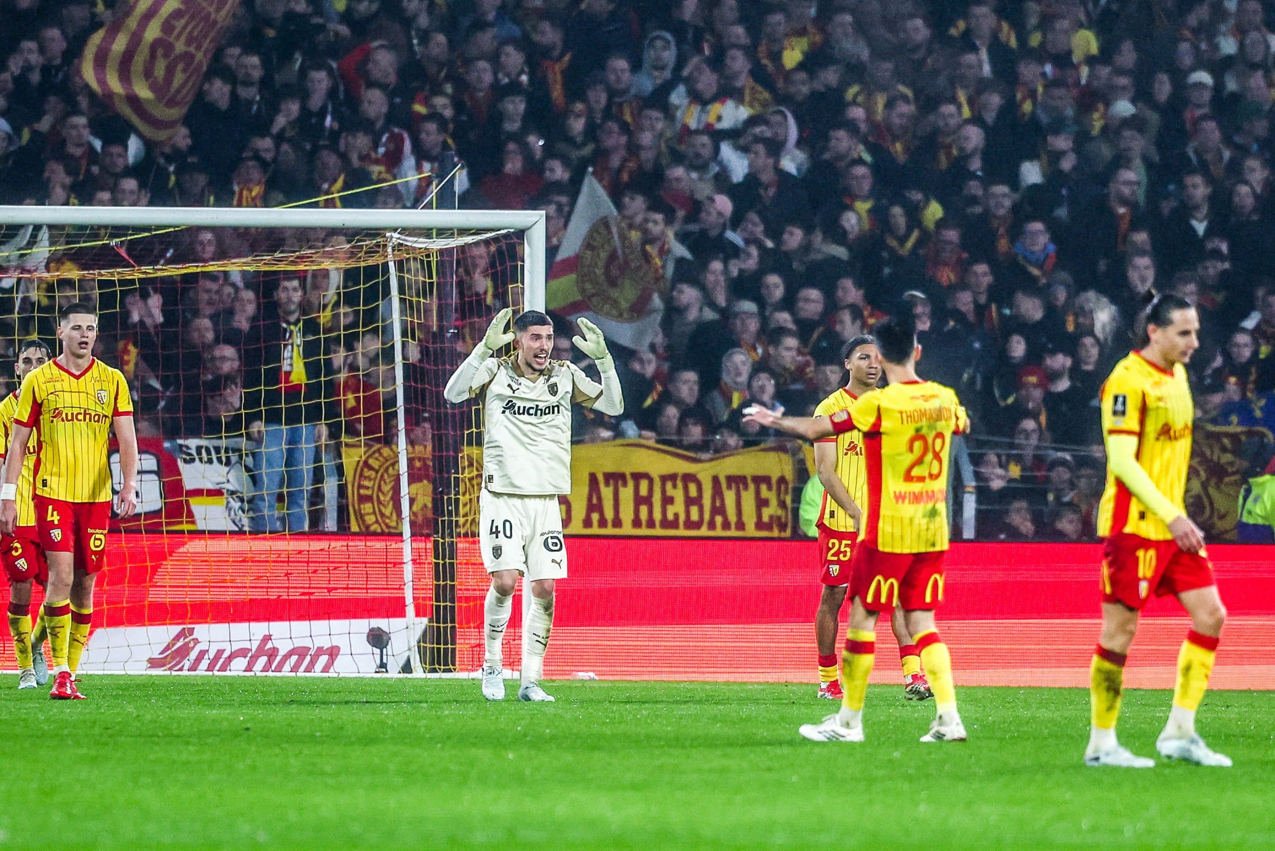 La déception des Lensois après l'un des buts encaissés face à Monaco.