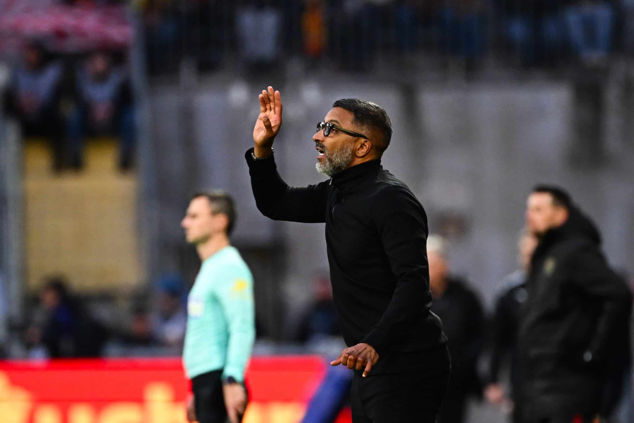 Habib Beye donnant des consignes lors du match à Lens.