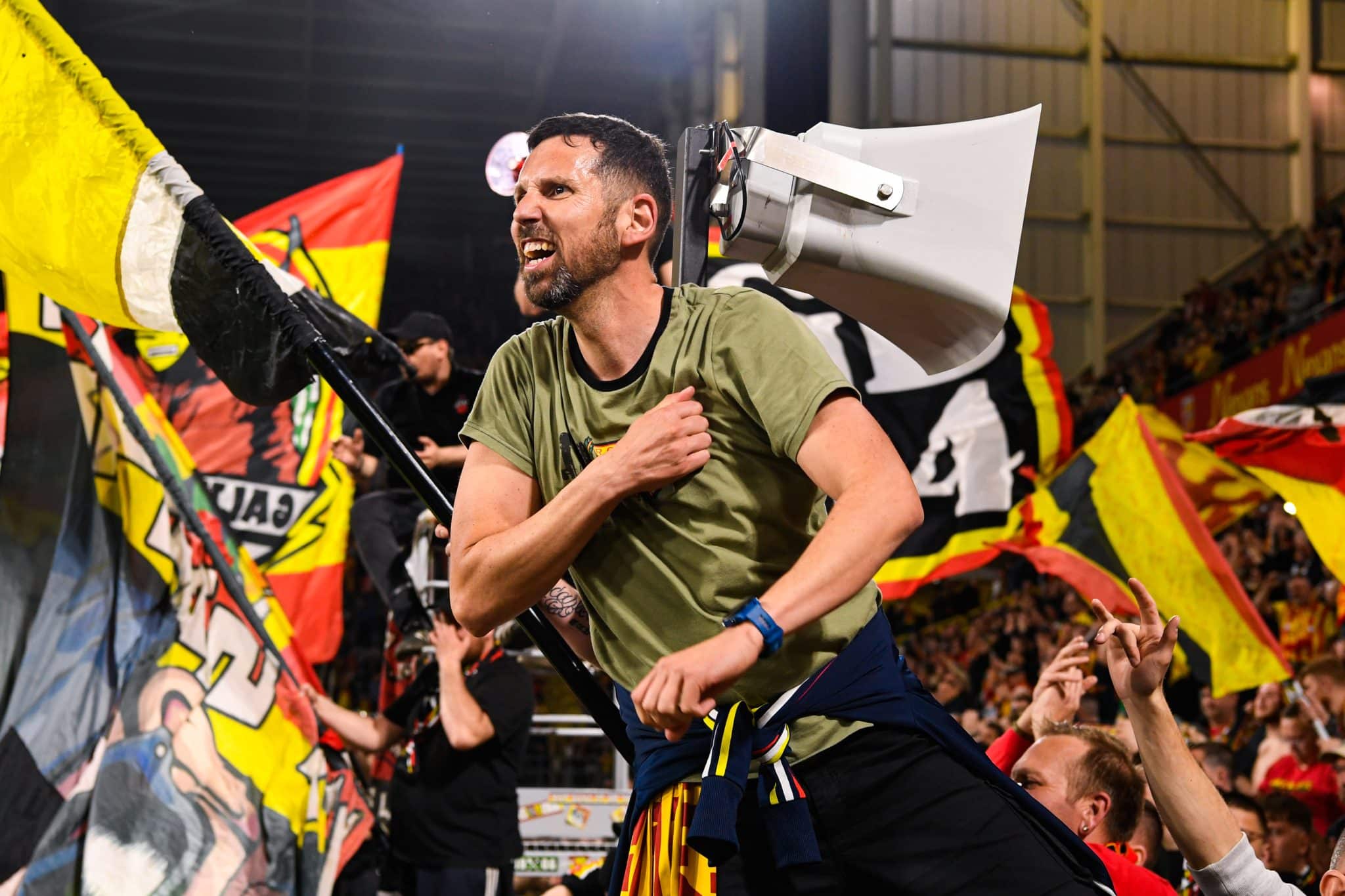 Supporter Rc Lens RC Lens - TFC : les supporters répondent, la guerre des tribunes est ...