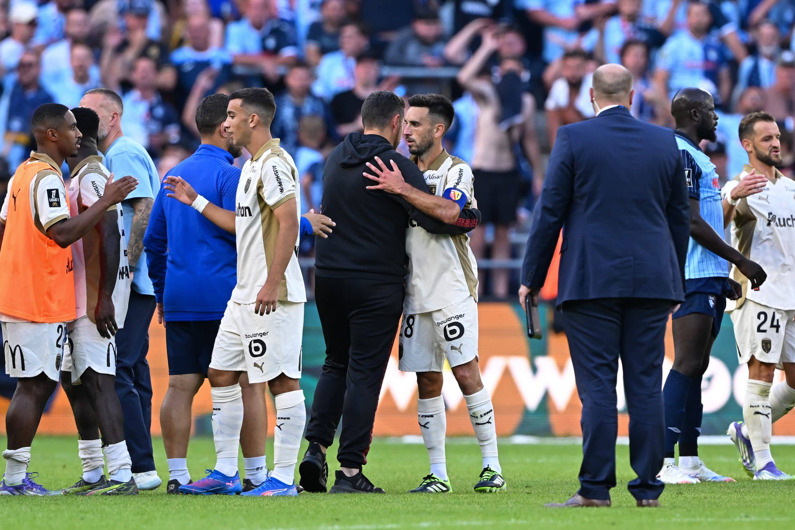 Pierre Sage et Adrien Thomasson se congratulant à la fin du match au Havre.