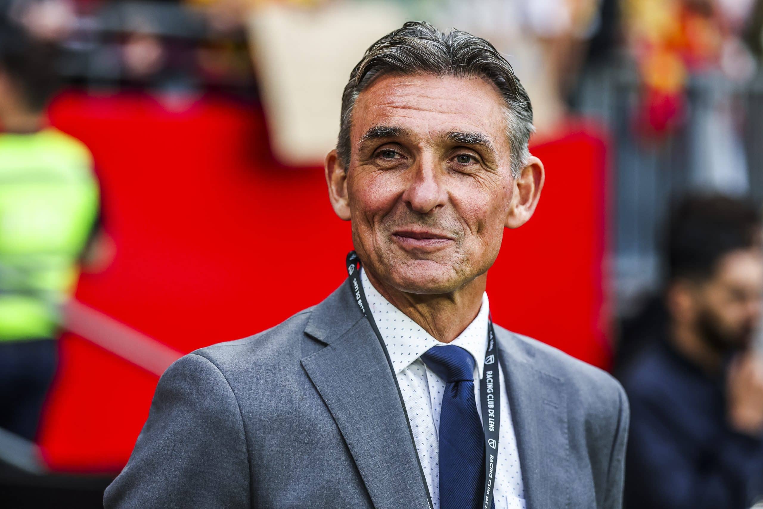 Guillaume Warmuz, en costume, avant un match du RC Lens.