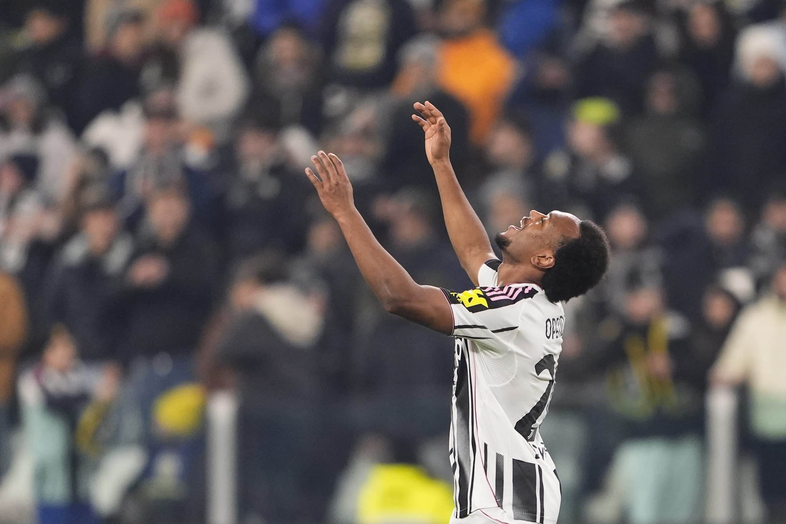 Loïs Openda déçu après une action manquée avec la Juventus.