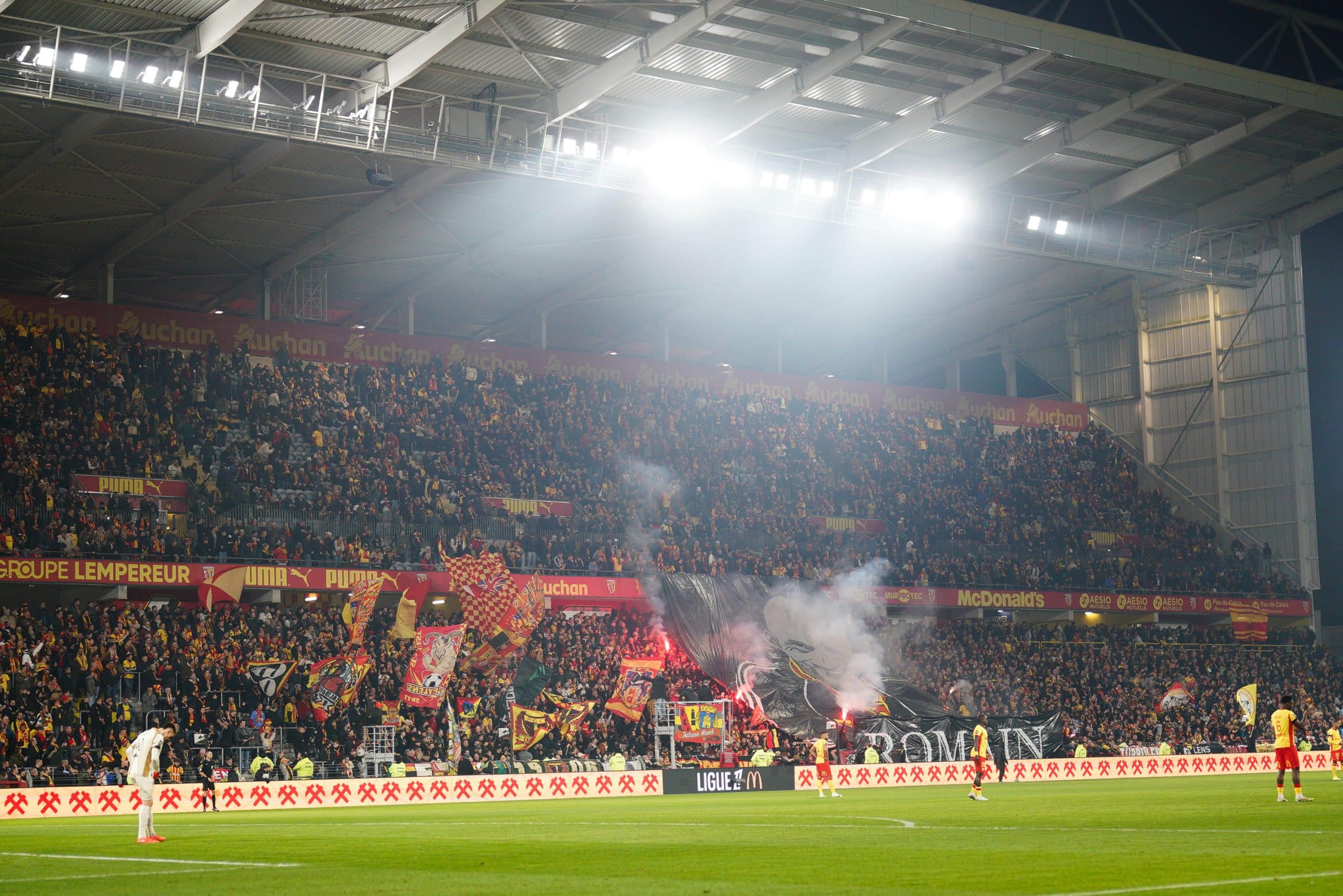 Les ultras du RC Lens lors d'un match à Bollaert.