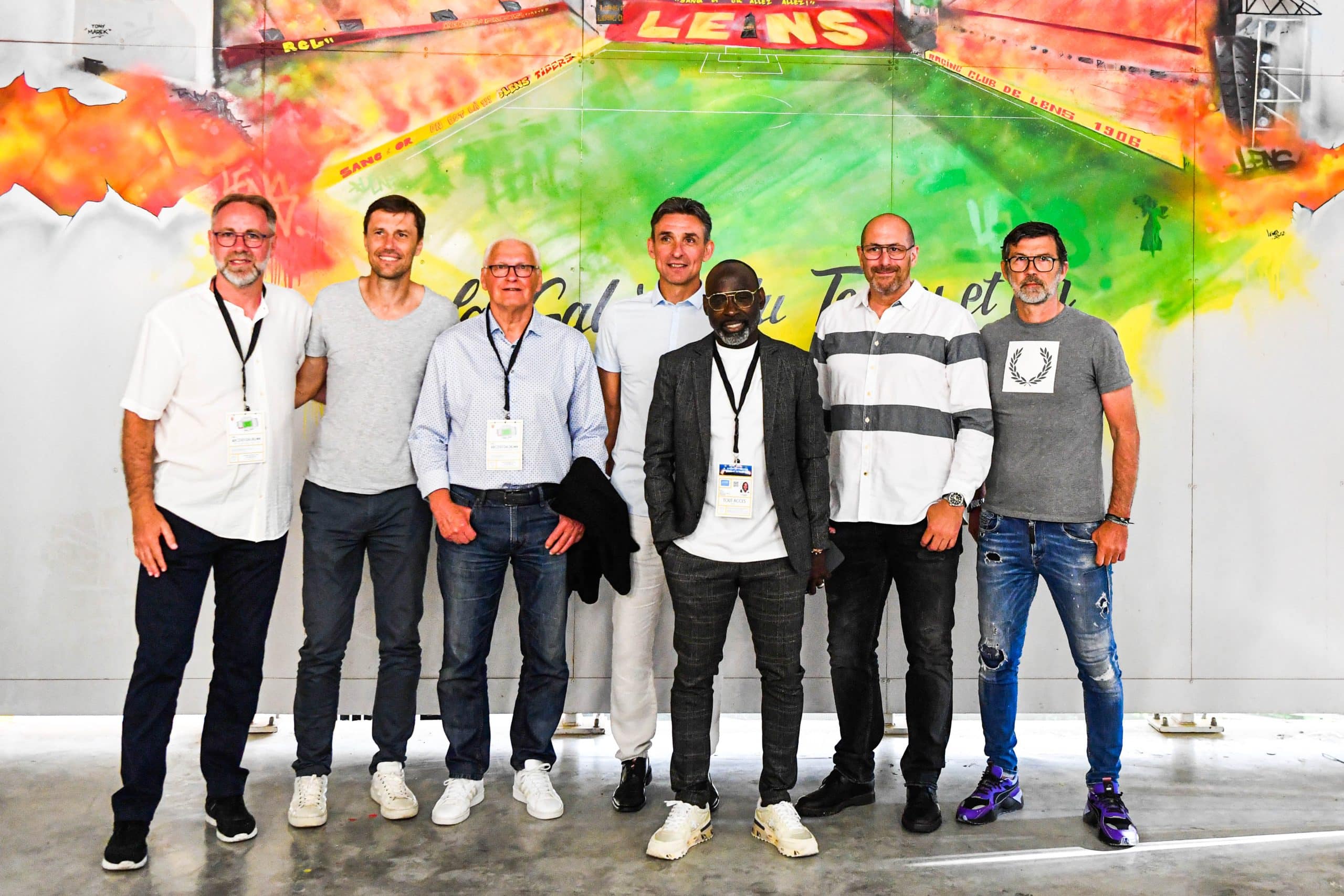 Guillaume Warmuz (au centre, tee-shirt blanc) avec d'anciens coéquipiers du RC Lens.