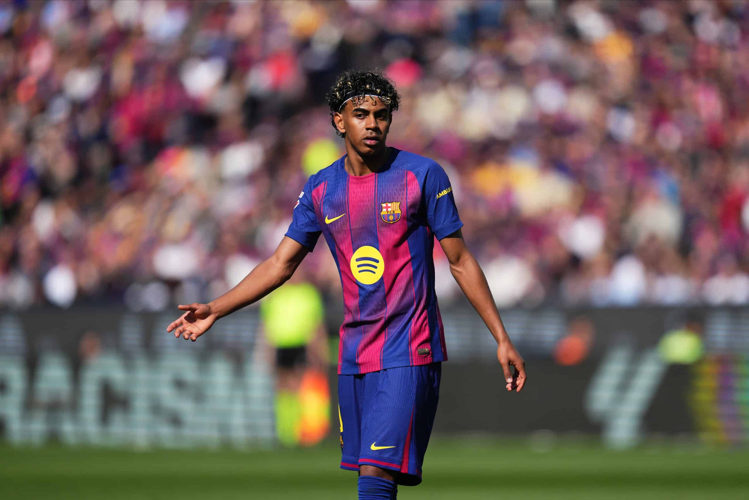 Lamine Yamal attendant le ballon lors du match entre le FC Barcelone et le Rayo Vallecano.