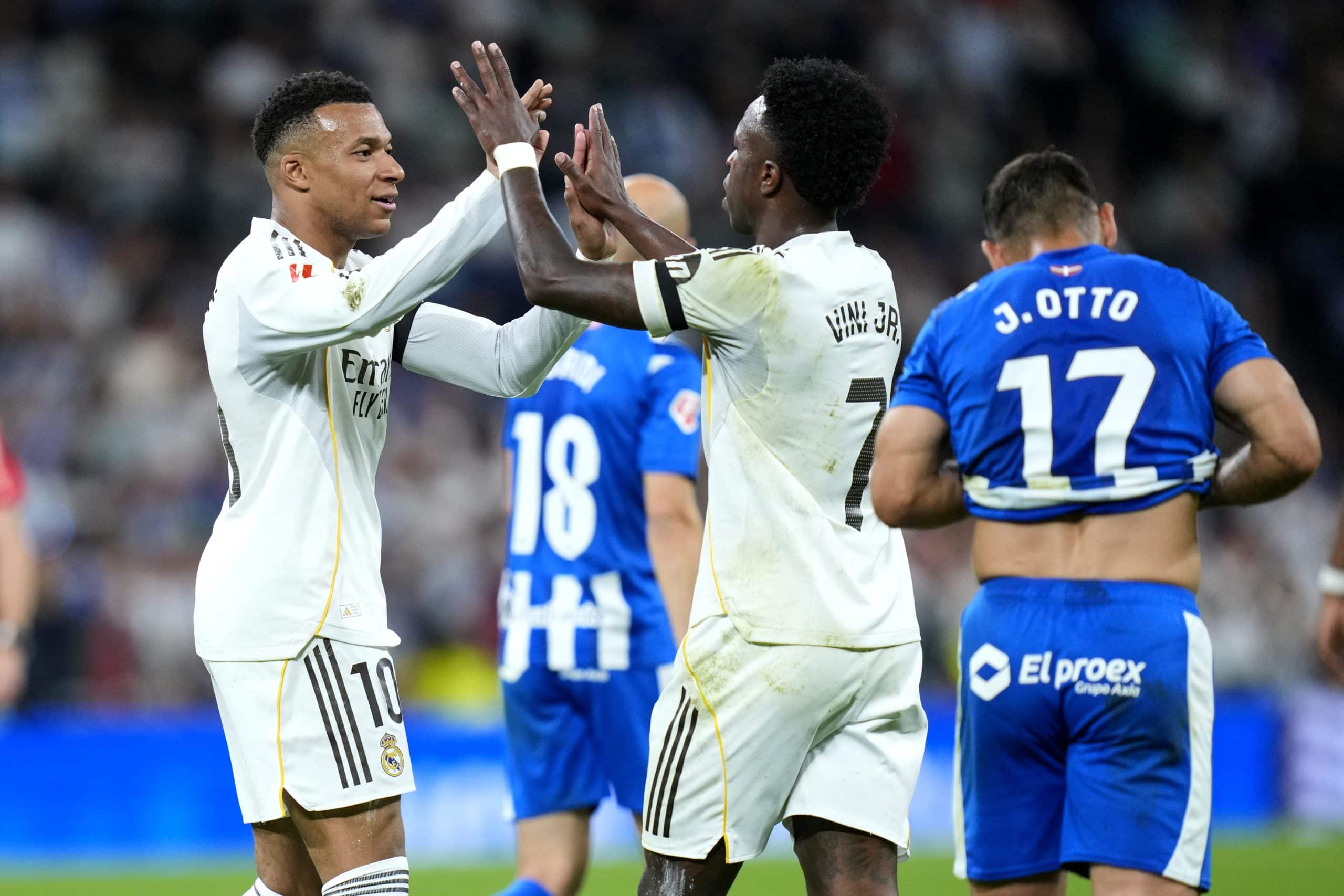 Kylian Mbappé et Vinicius Jr se félicitant après le but du premier.