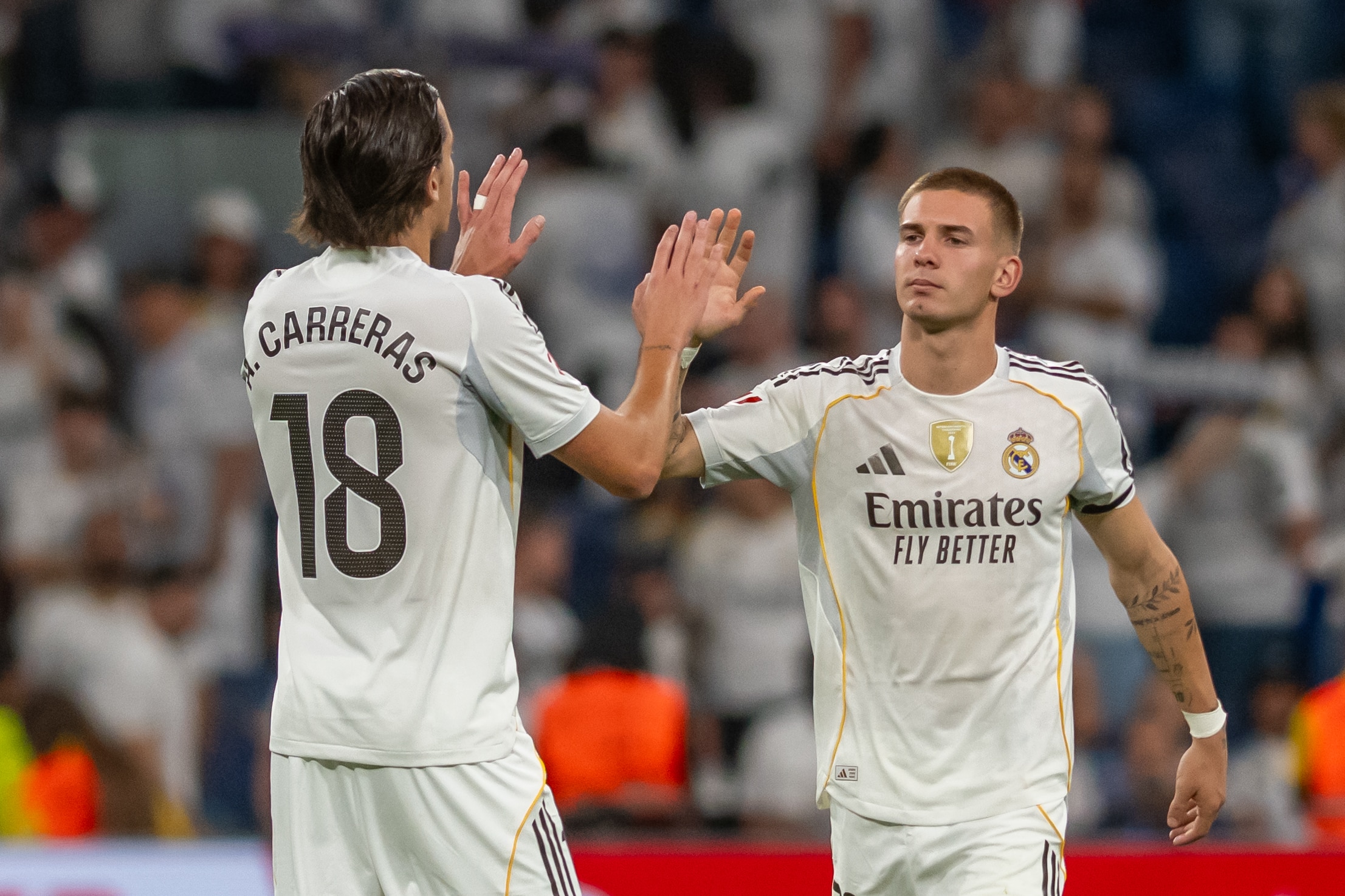 Alvaro Carreras félicitant Franco Mastantuono lors de Real Madrid-Villarreal.