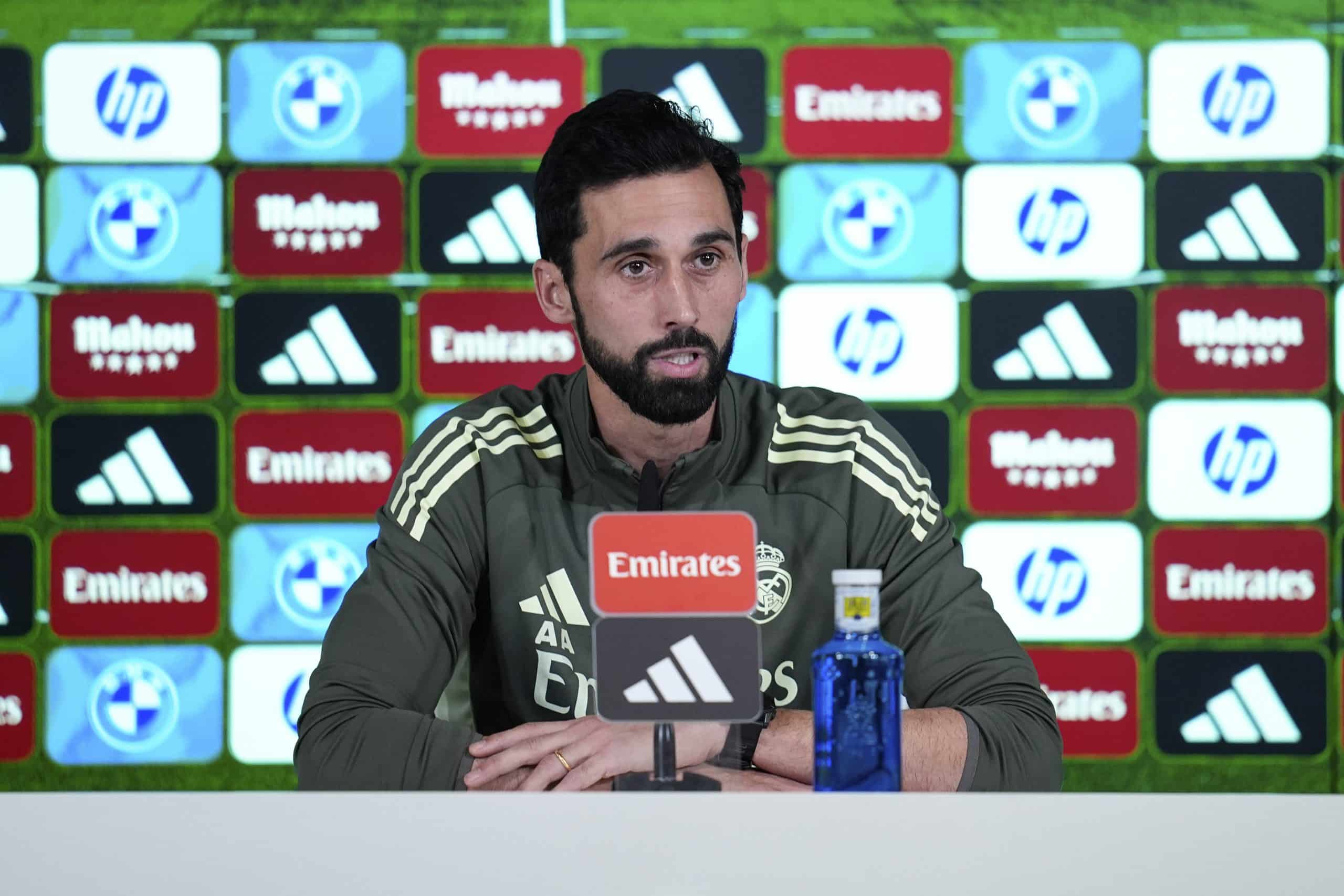 Alvaro Arbeloa lors de sa première conférence de presse comme entraîneur du Real Madrid.