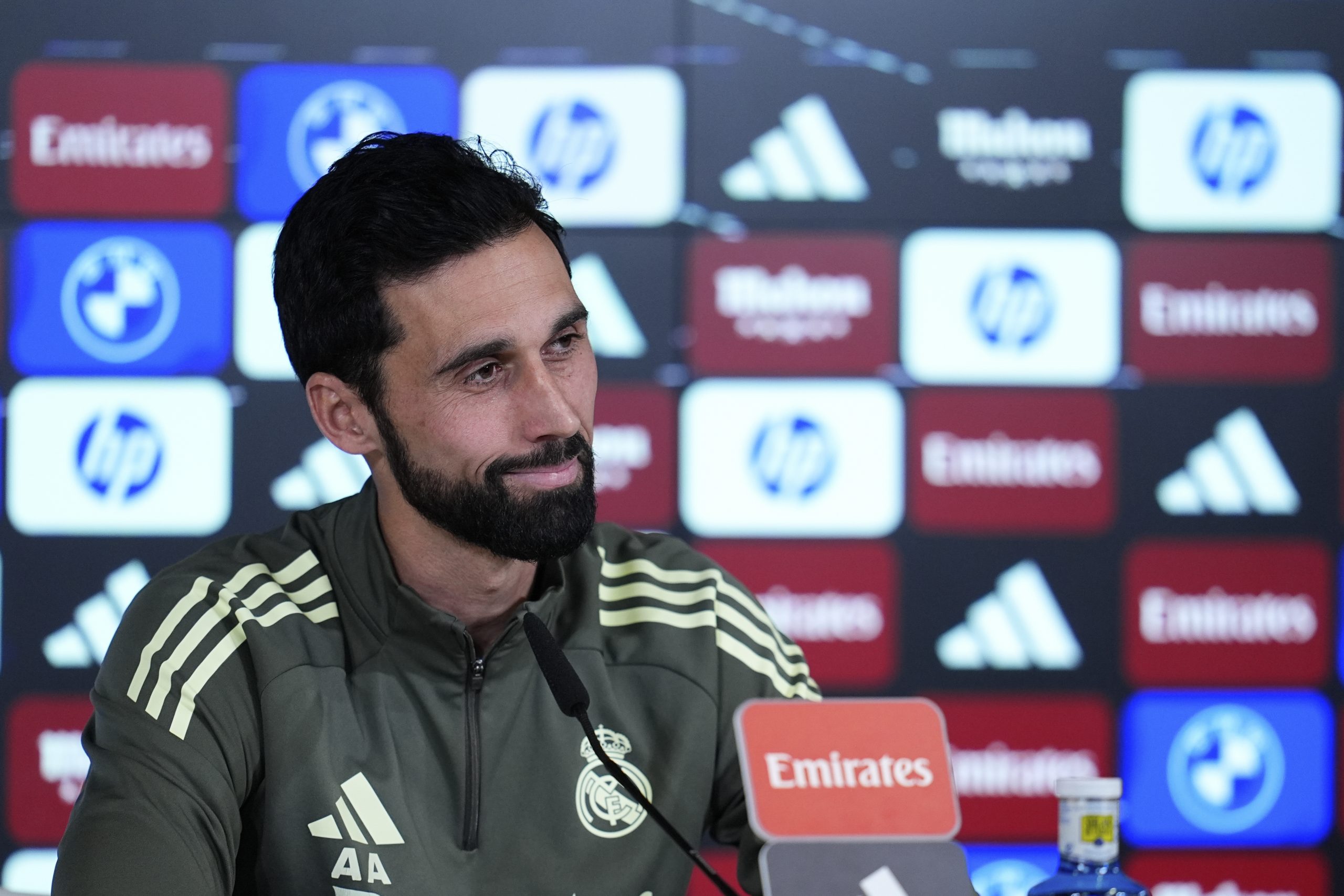Alvaro Arbeloa lors de sa première conférence de presse comme entraîneur du Real Madrid.