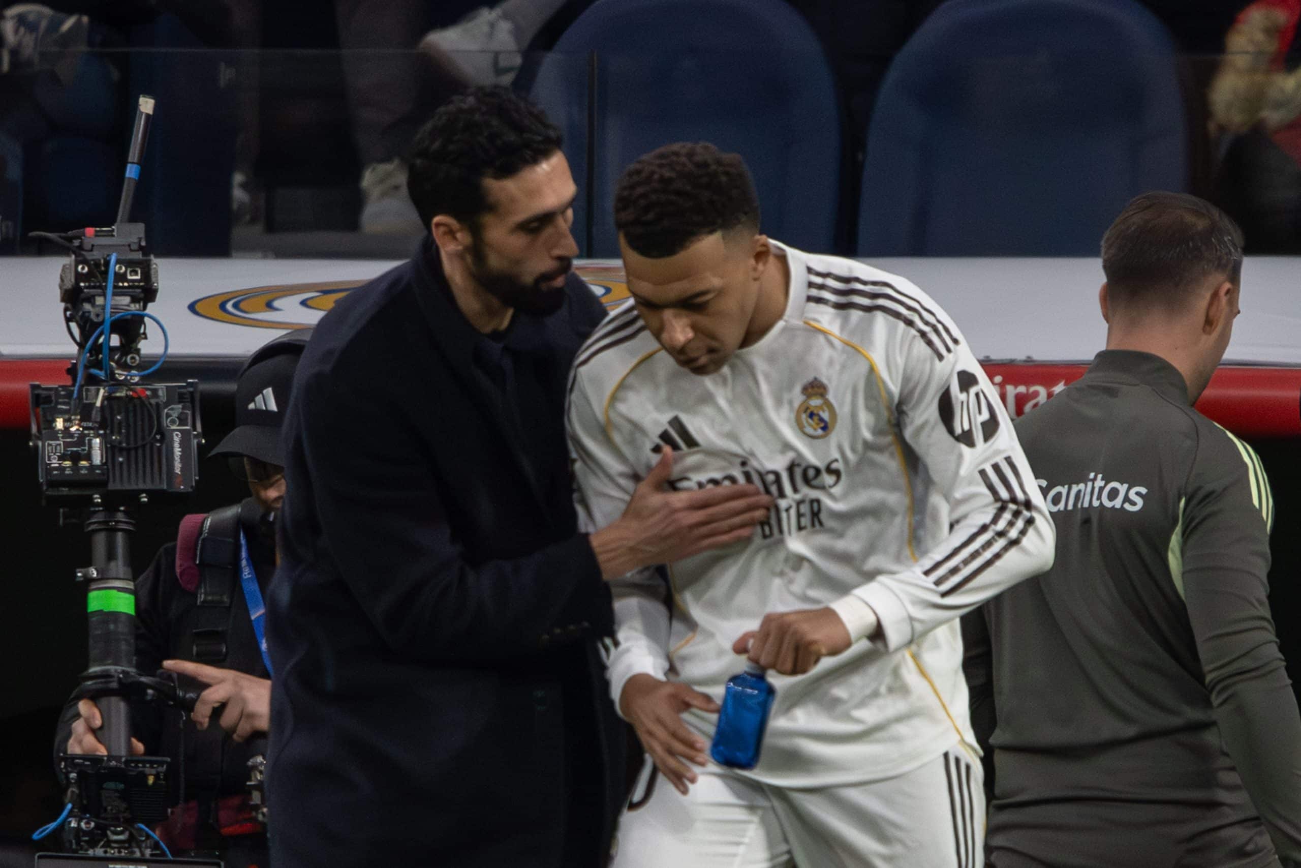 L'entraîneur du Real Madrid, Alvaro Arbeloa, avec Kylian Mbappé.