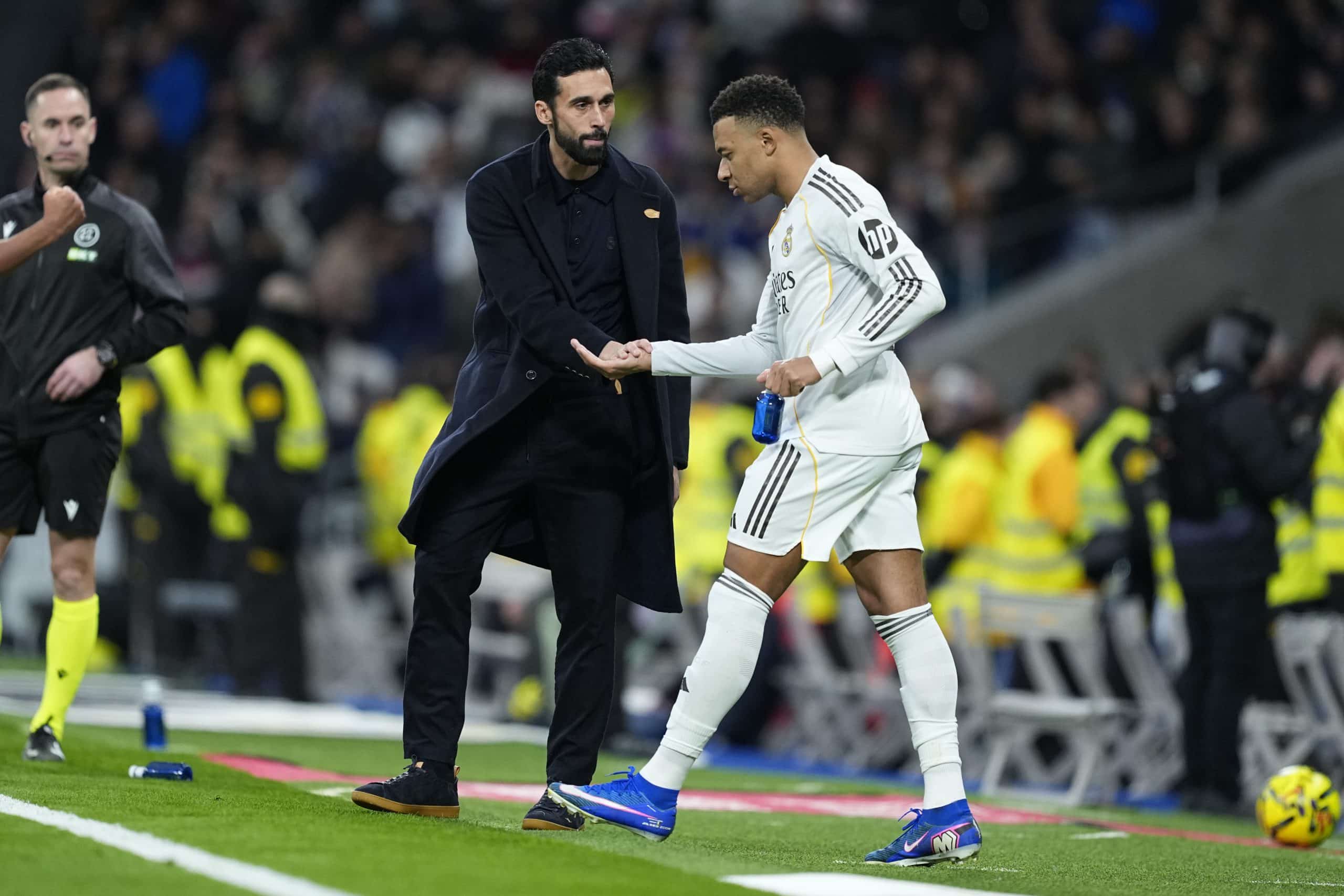 Kylian Mbappé saluant Alvaro Arbeloa lors de la victoire du Real Madrid sur Levante.