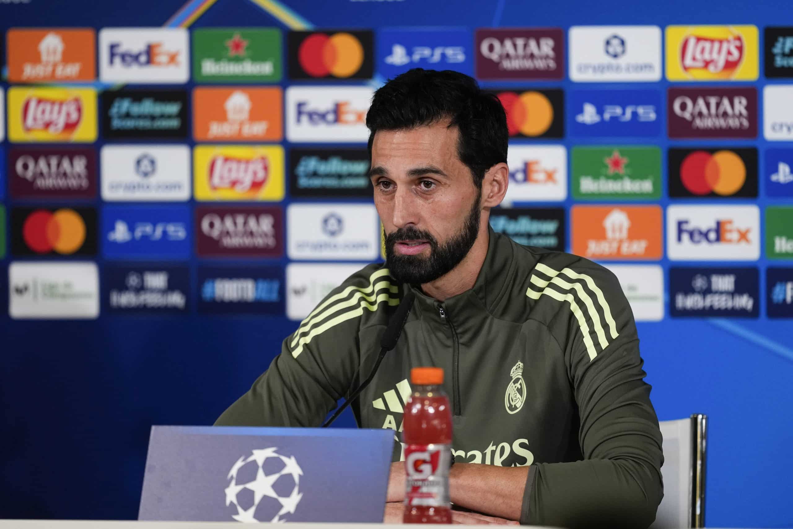 L'entraîneur du Real Madrid, Alvaro Arbeloa, lors d'une conférence de presse.
