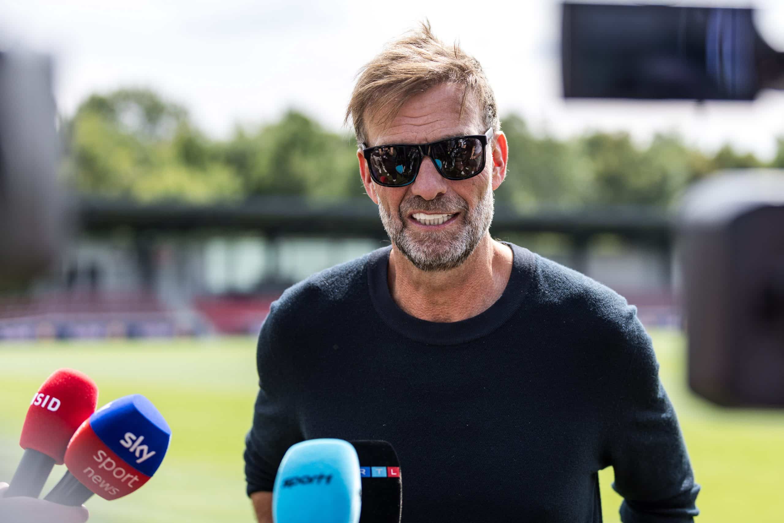 Jürgen Klopp répondant aux médias lors d'un entraînement du RB Leipzig.