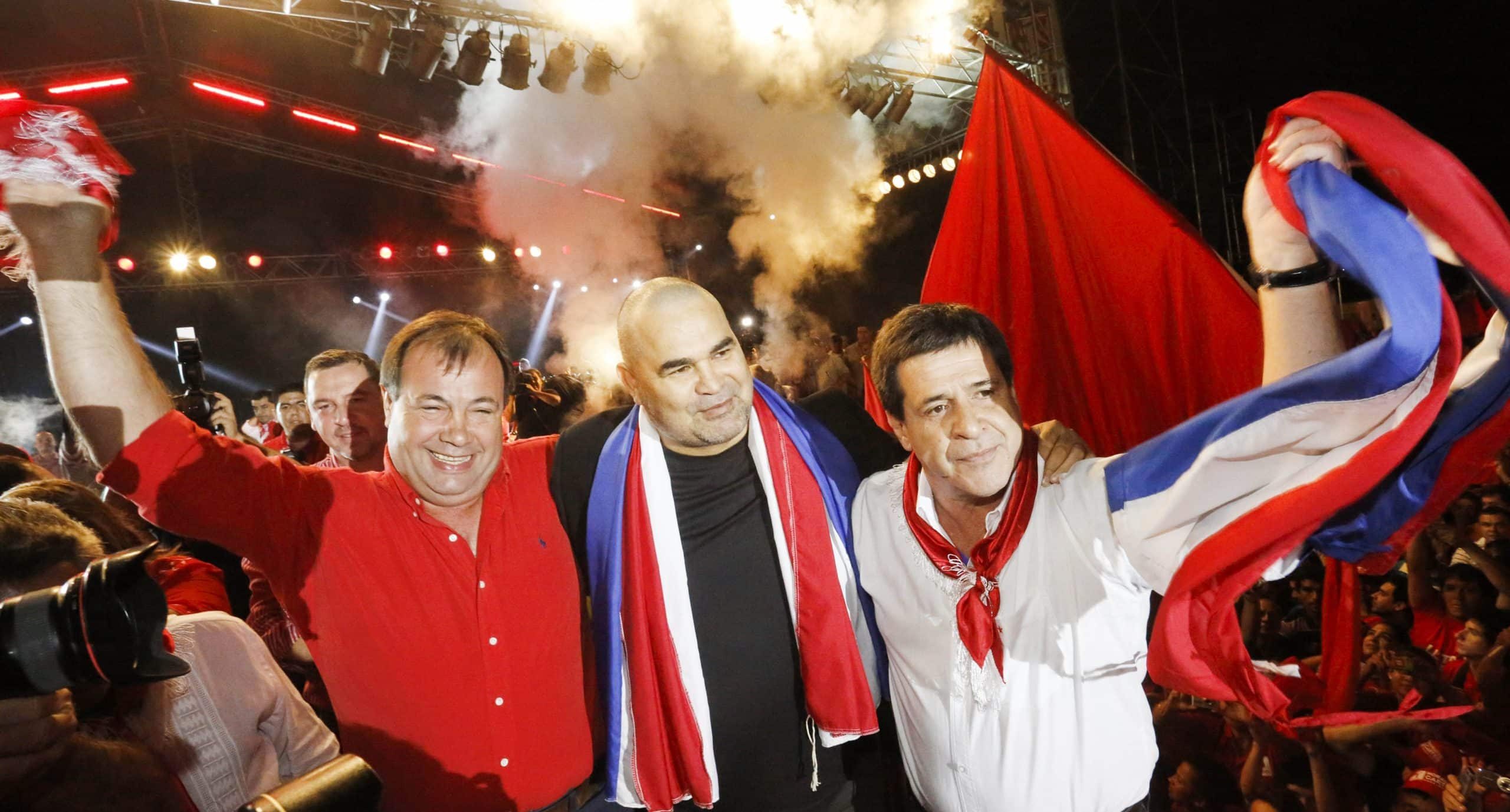 José Luis Chilavert (au centre) célébrant une campagne électorale au Paraguay.