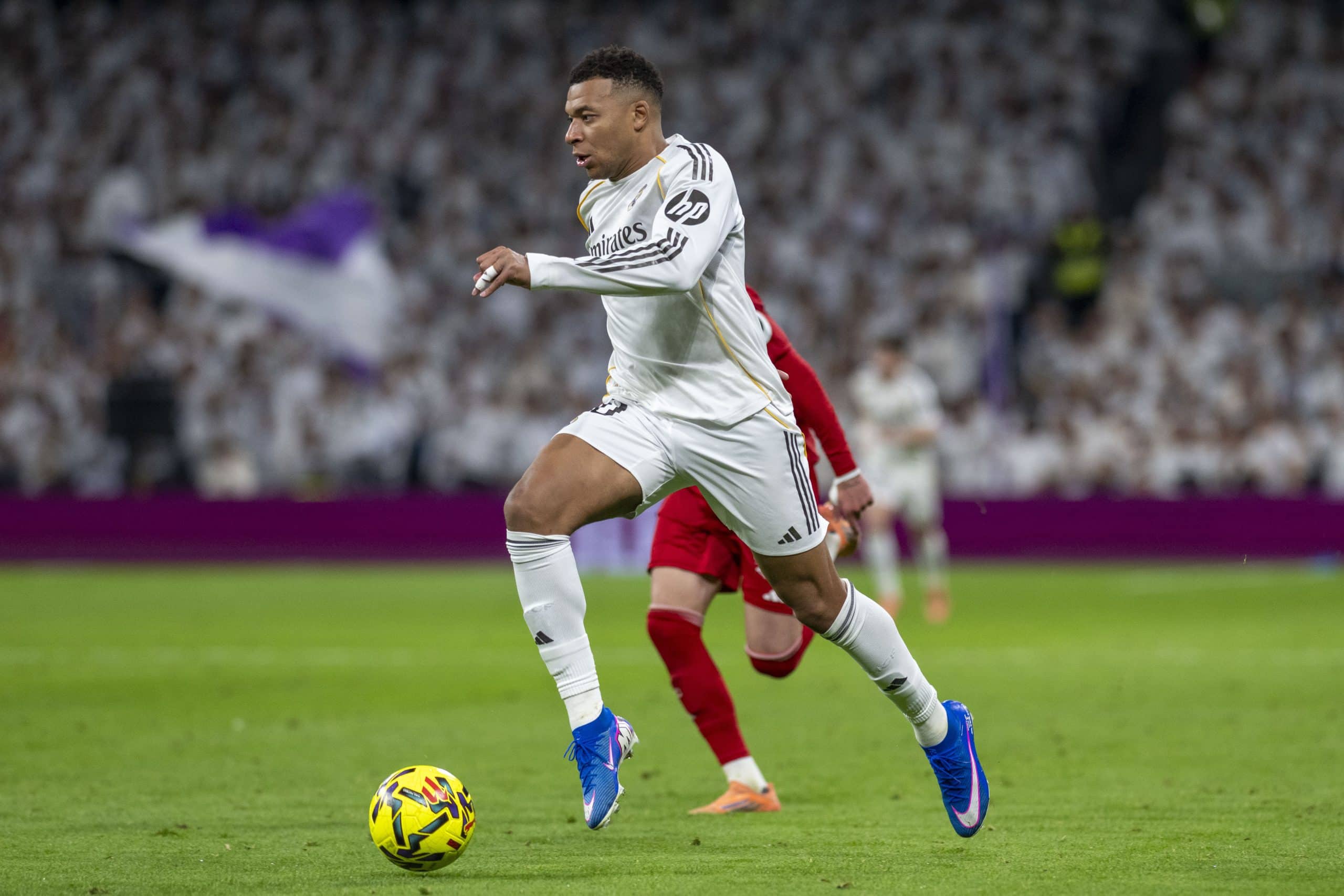 Kylian Mbappé balle au pied lors du match entre le Real Madrid et le FC Séville.