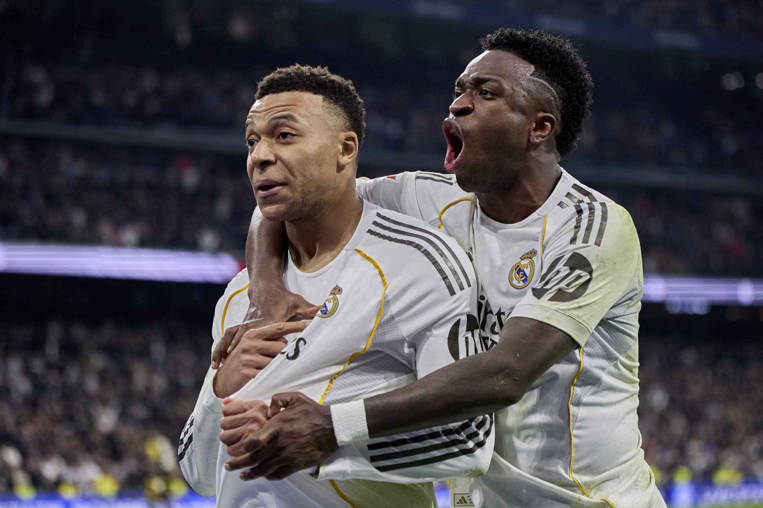 Kylian Mbappé et Vinicius Jr célébrant un but du Real Madrid.