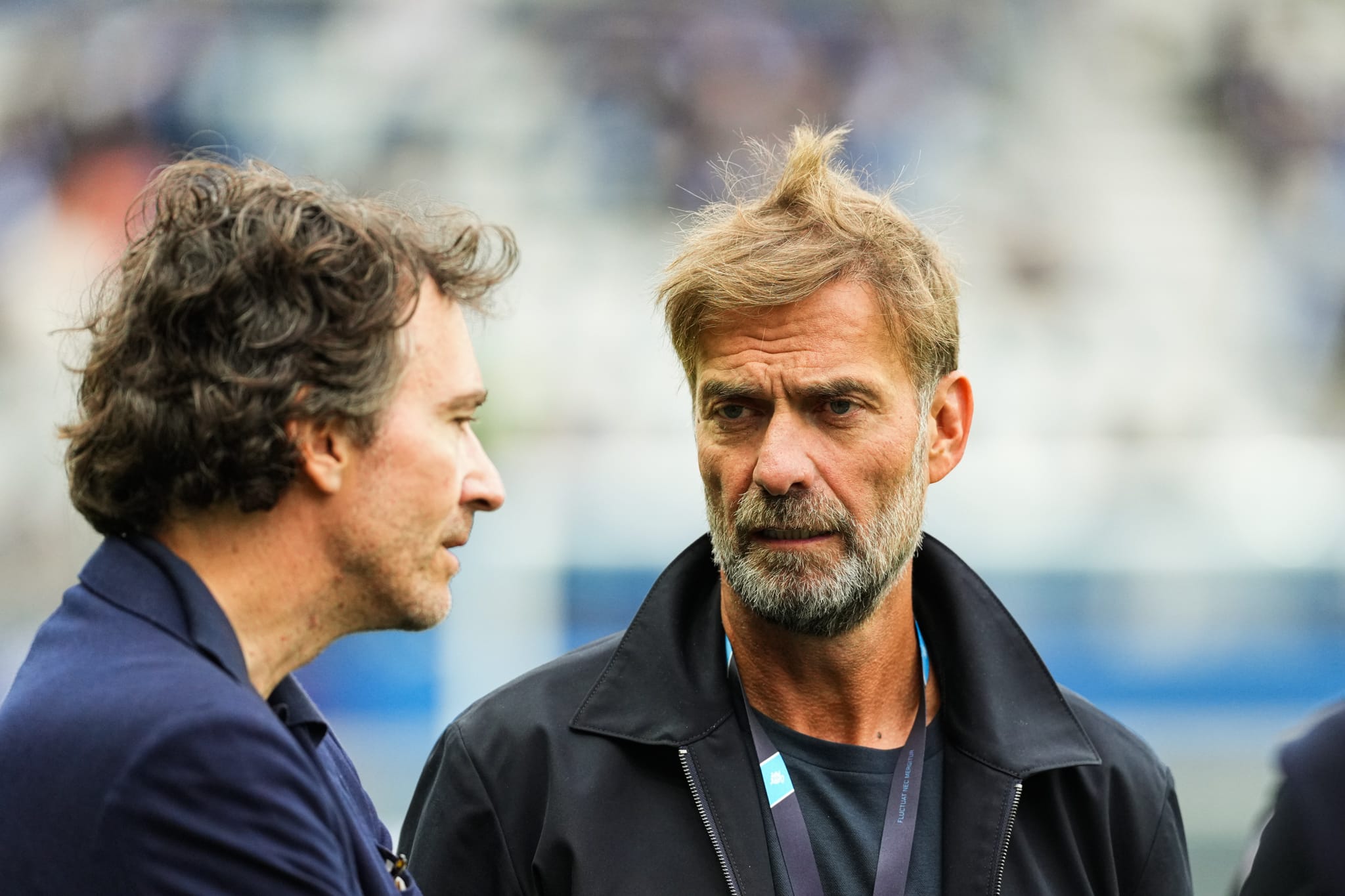 Jürgen Klopp discutant avec le patron du Paris FC, Antoine Arnault.