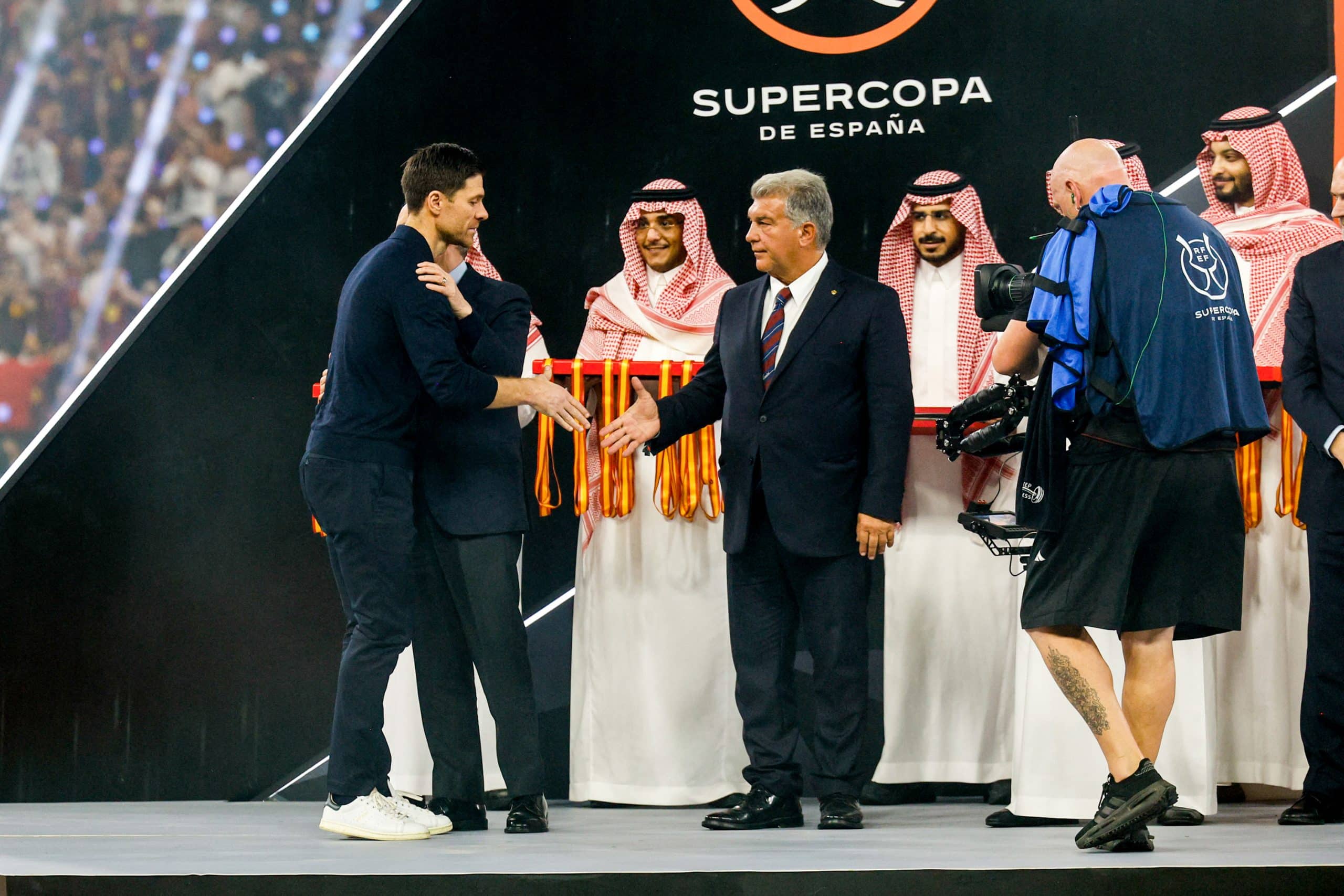 Xabi Alonso serrant la main de Joan Laporta après la défaite du Real Madrid face au FC Barcelone en Supercoupe d'Espagne.