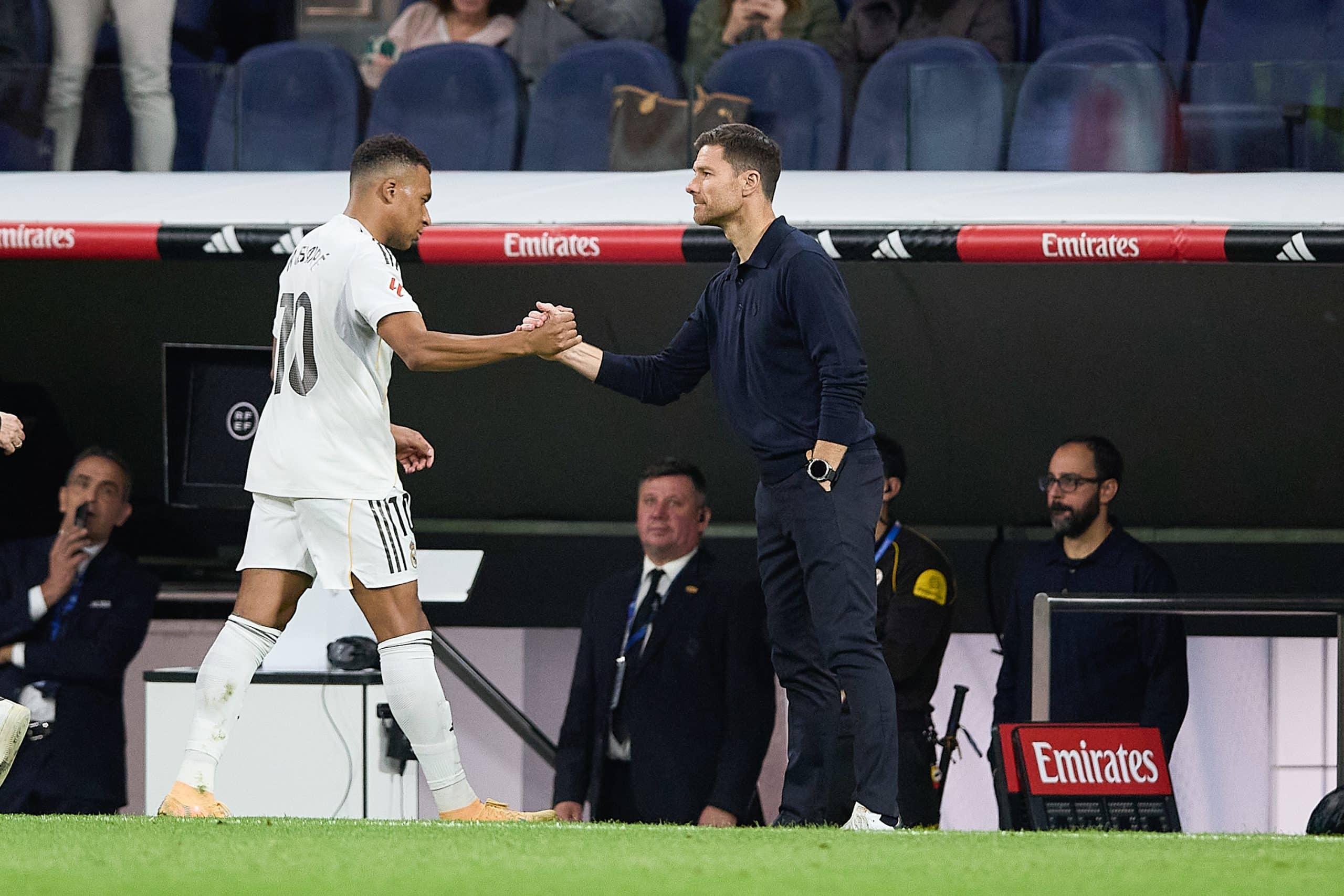 Kylian Mbappé saluant Xabi Alonso lors de sa sortie.