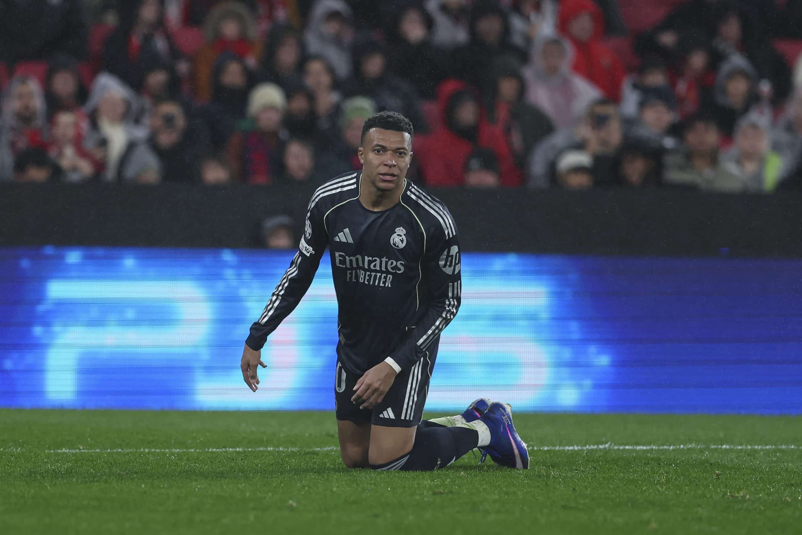 Kylian Mbappé à genoux lors de Benfica-Real Madrid.
