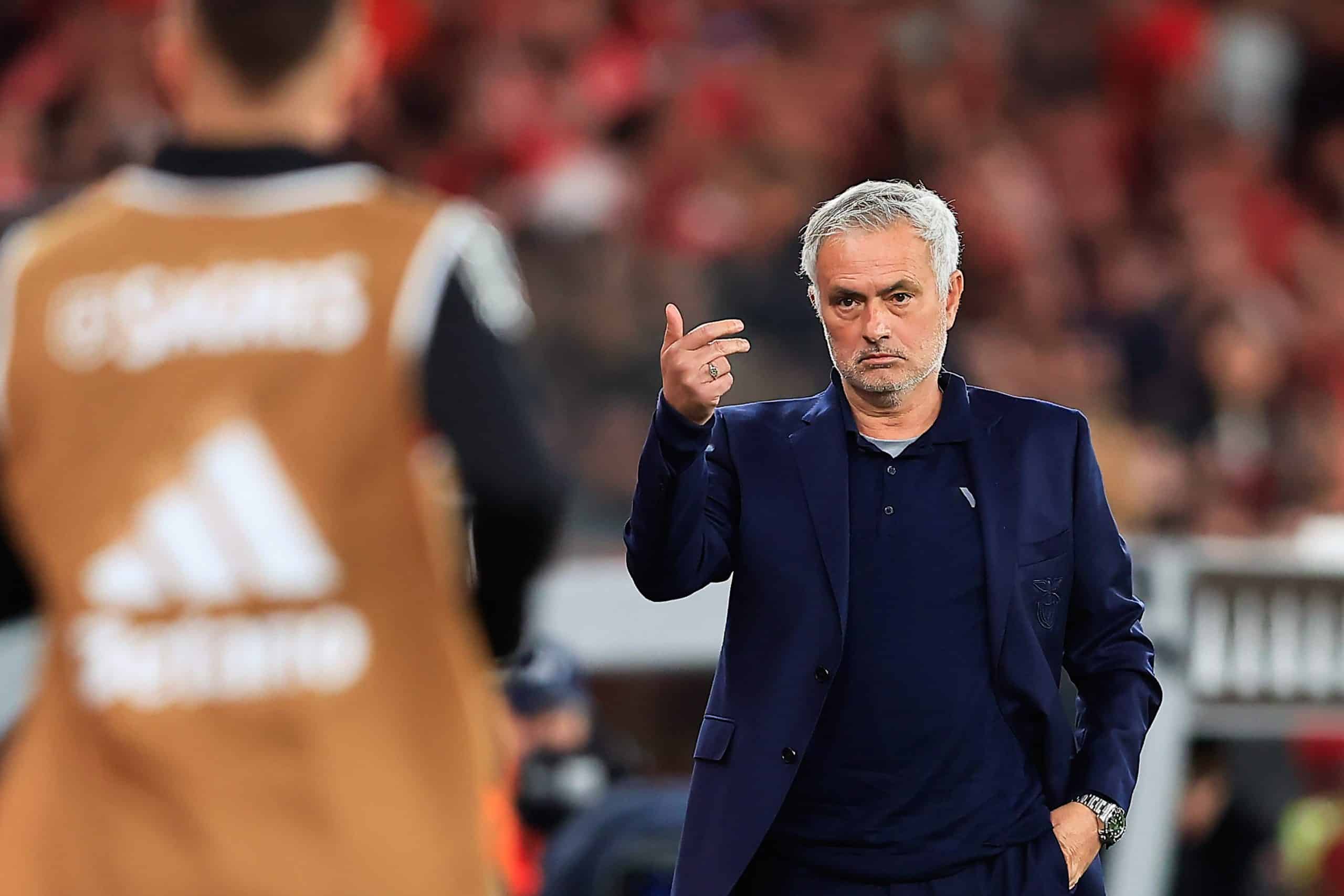 José Mourinho donnant des instructions lors du match Benfica-AVS.