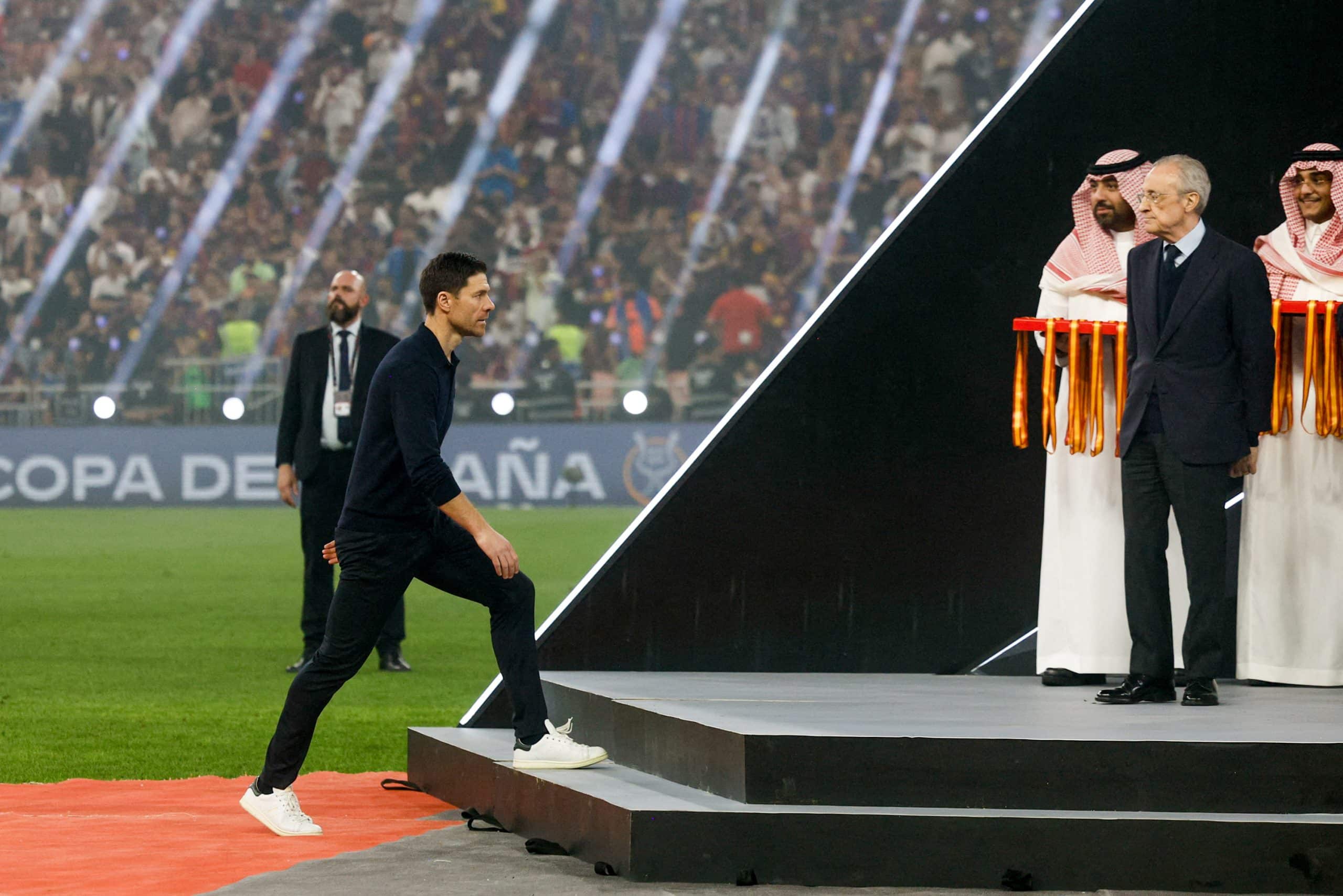Xabi Alonso se dirigeant vers Florentino Pérez après la finale de la Supercoupe d'Espagne.