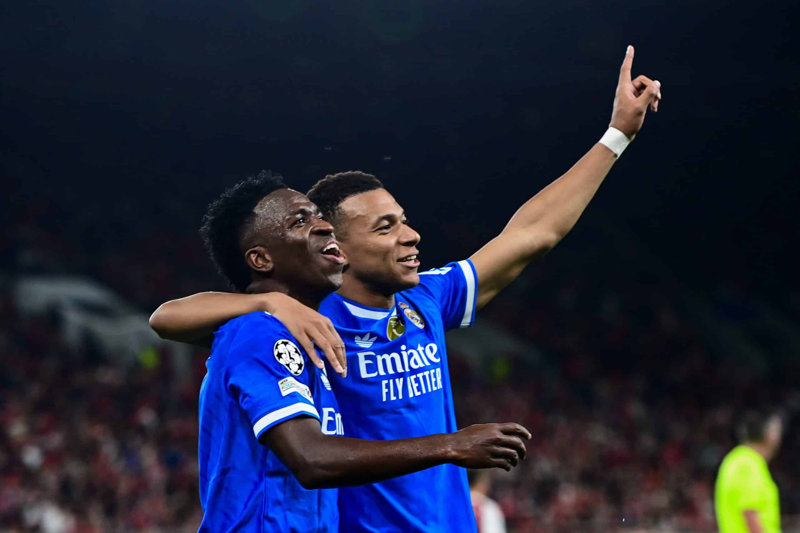 Vinicius Jr et Kylian Mbappé célébrant un but avec le Real Madrid.