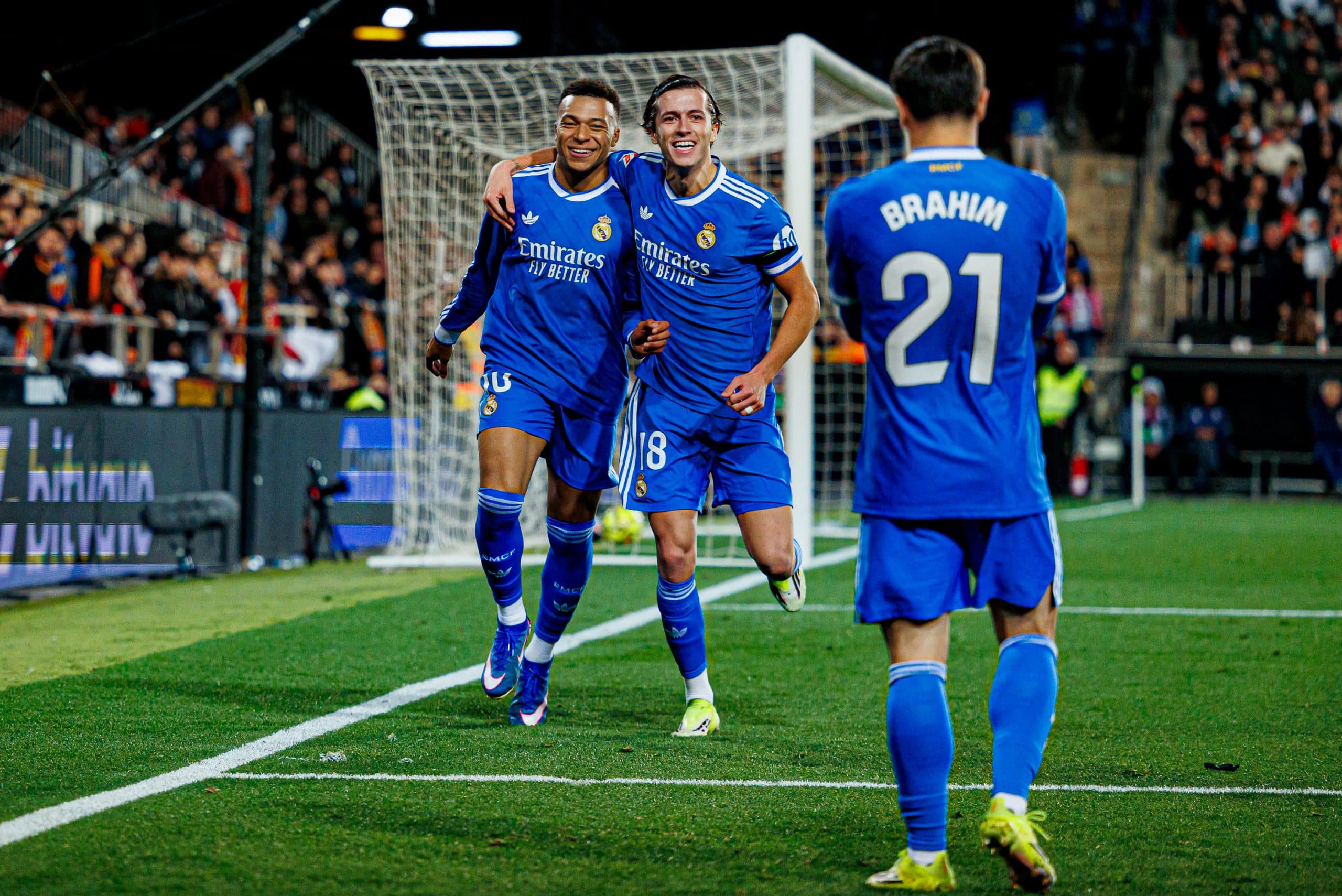 Kylian Mbappé fêtant un but à Valence avec ses partenaires.