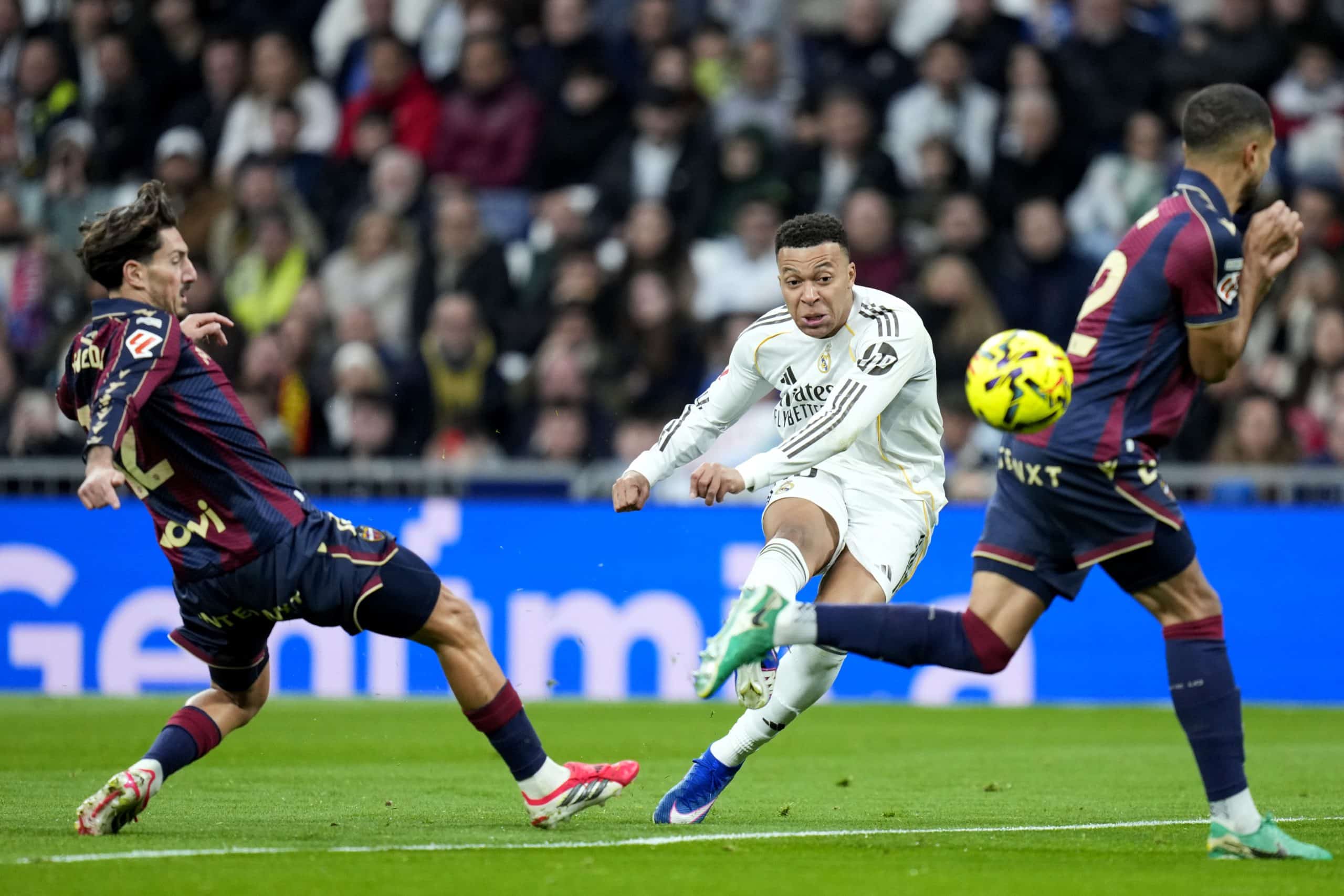 Kylian Mbappé frappant au but lors de Real Madrid-Levante.