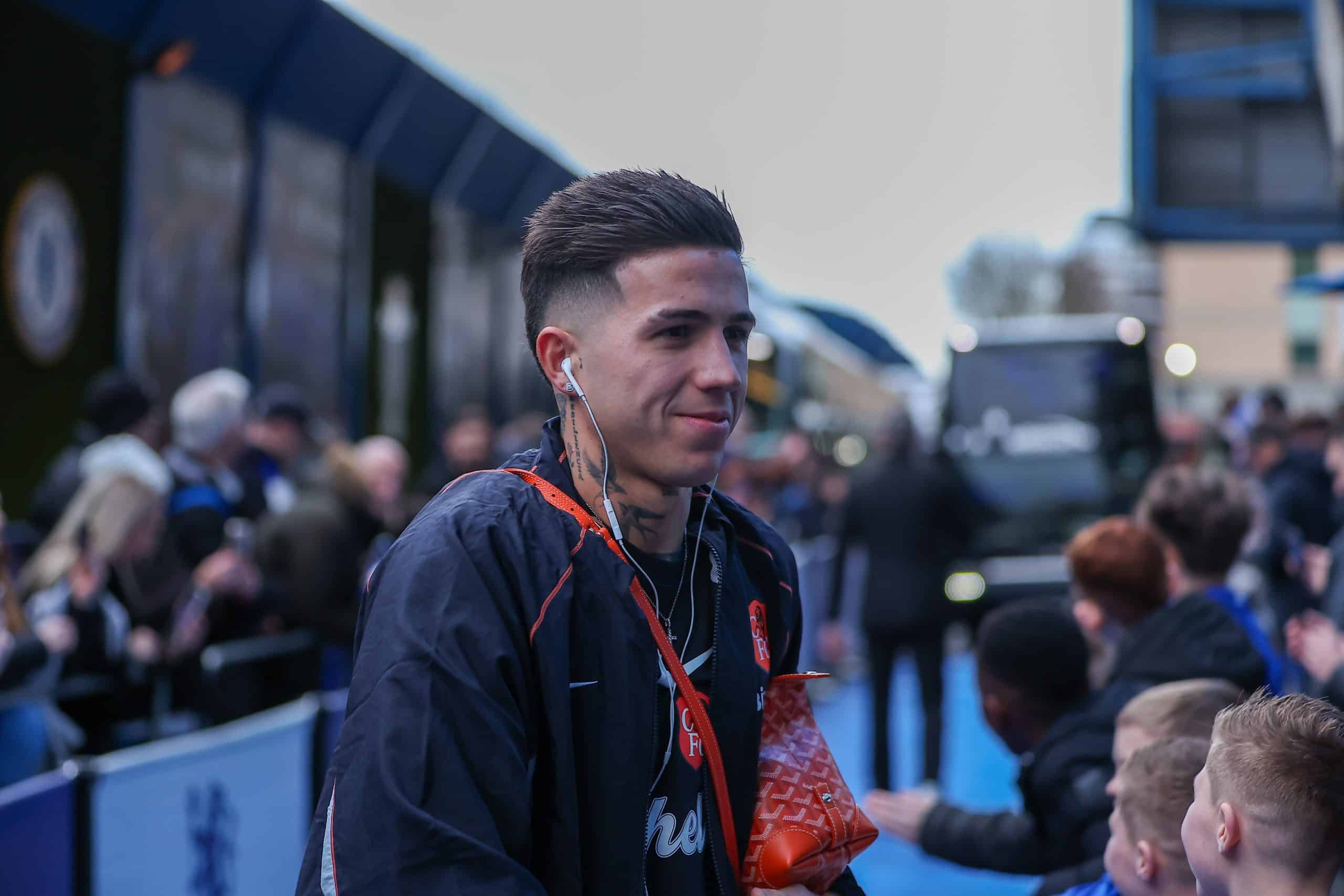 Enzo Fernandez avant un match de Chelsea.
