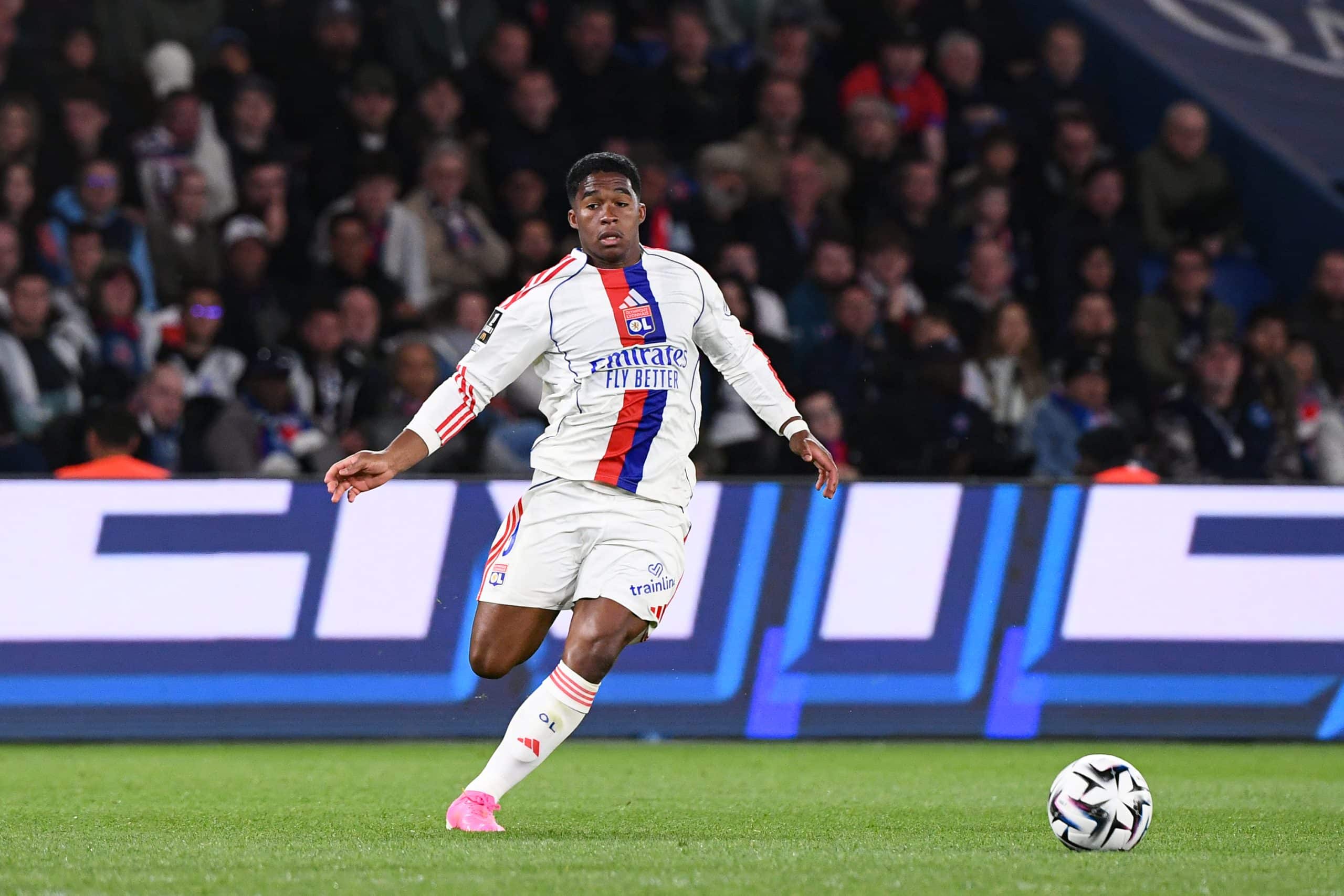 Endrick courant avec le ballon lors d'un match de l'OL.
