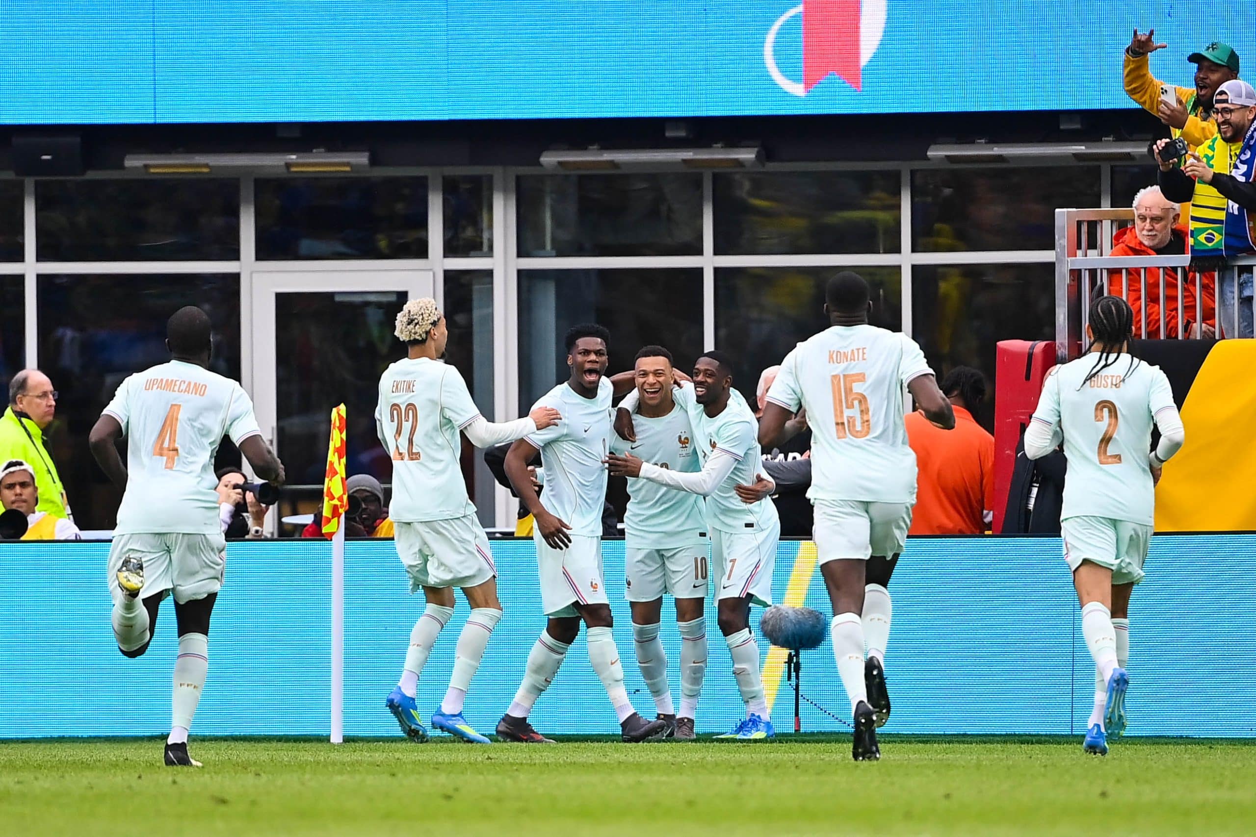 Ibrahima Konaté célébrant un but de Kylian Mbappé avec les Bleus.