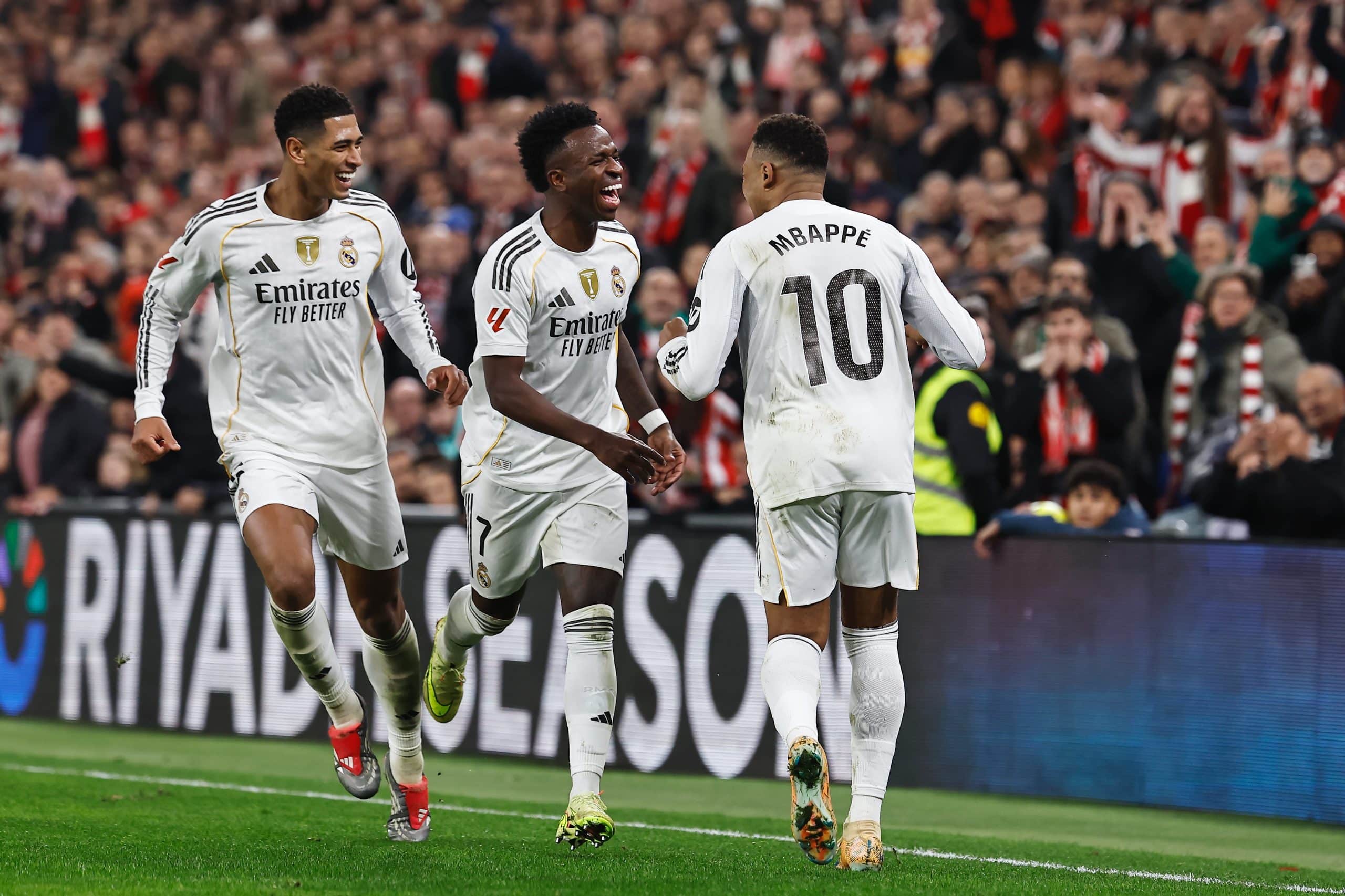 Jude Bellingham, Vinicius Jr et Kylian Mbappé célébrant un but du Real Madrid contre l'Athletic Bilbao.