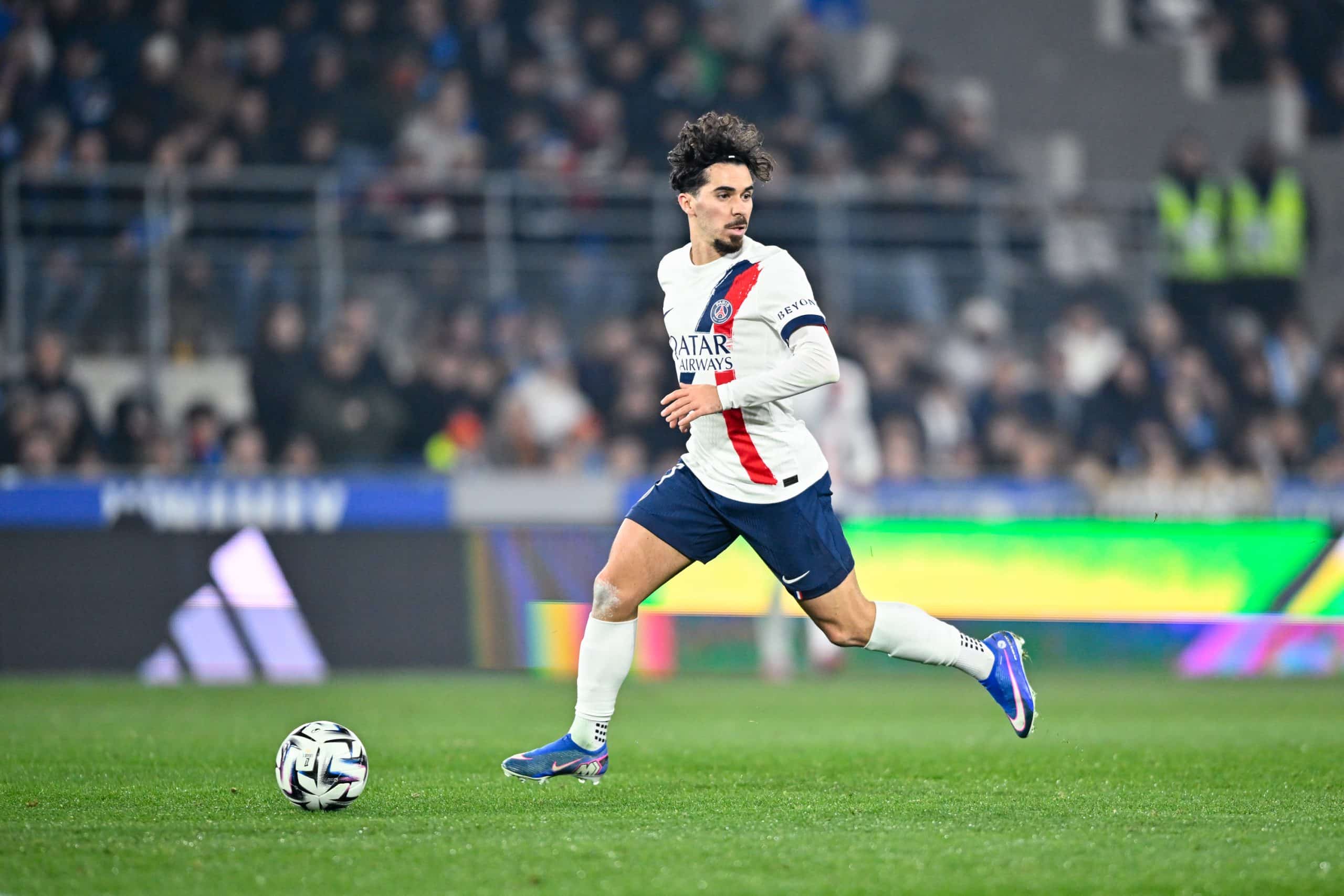 Vitinha en action lors de Strasbourg-PSG.
