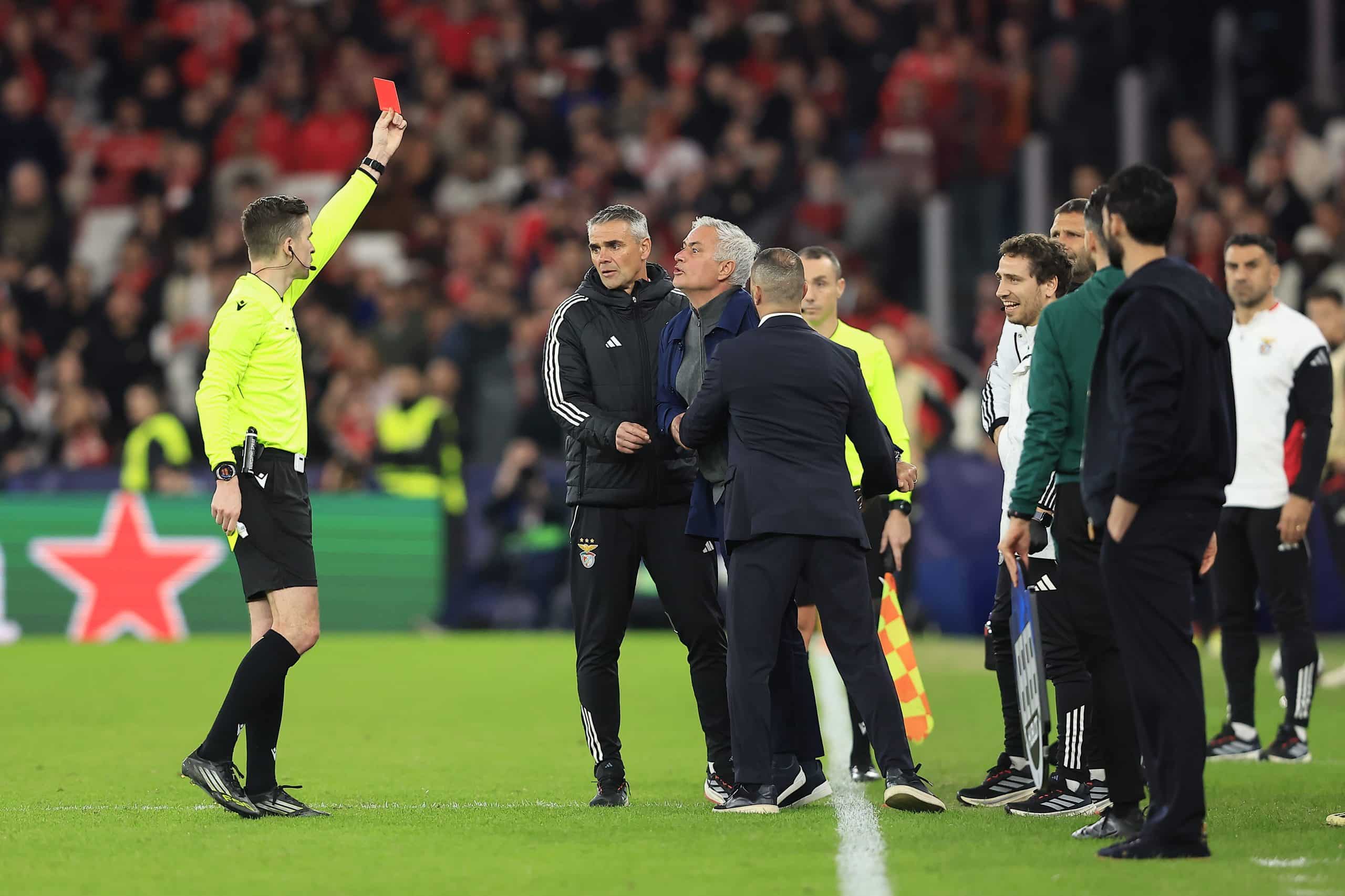 José Mourinho expulsé par François Letextier lors de Benfica-Real Madrid.