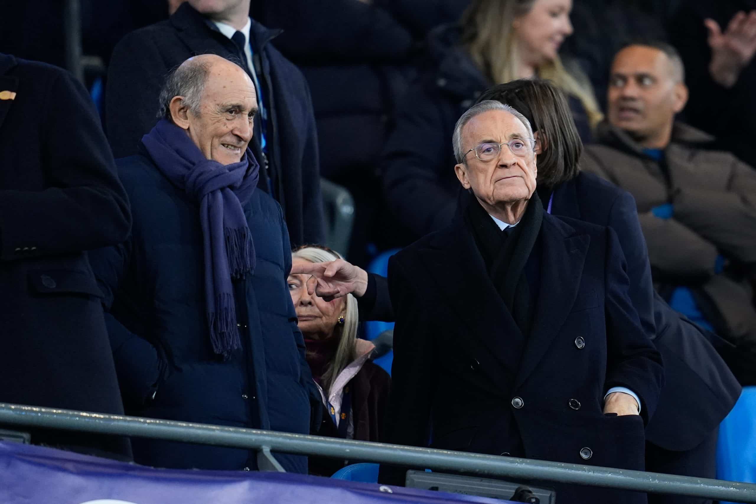 Le président du Real Madrid, Florentino Pérez (à droite), lors d'un match sur la pelouse de Manchester City.