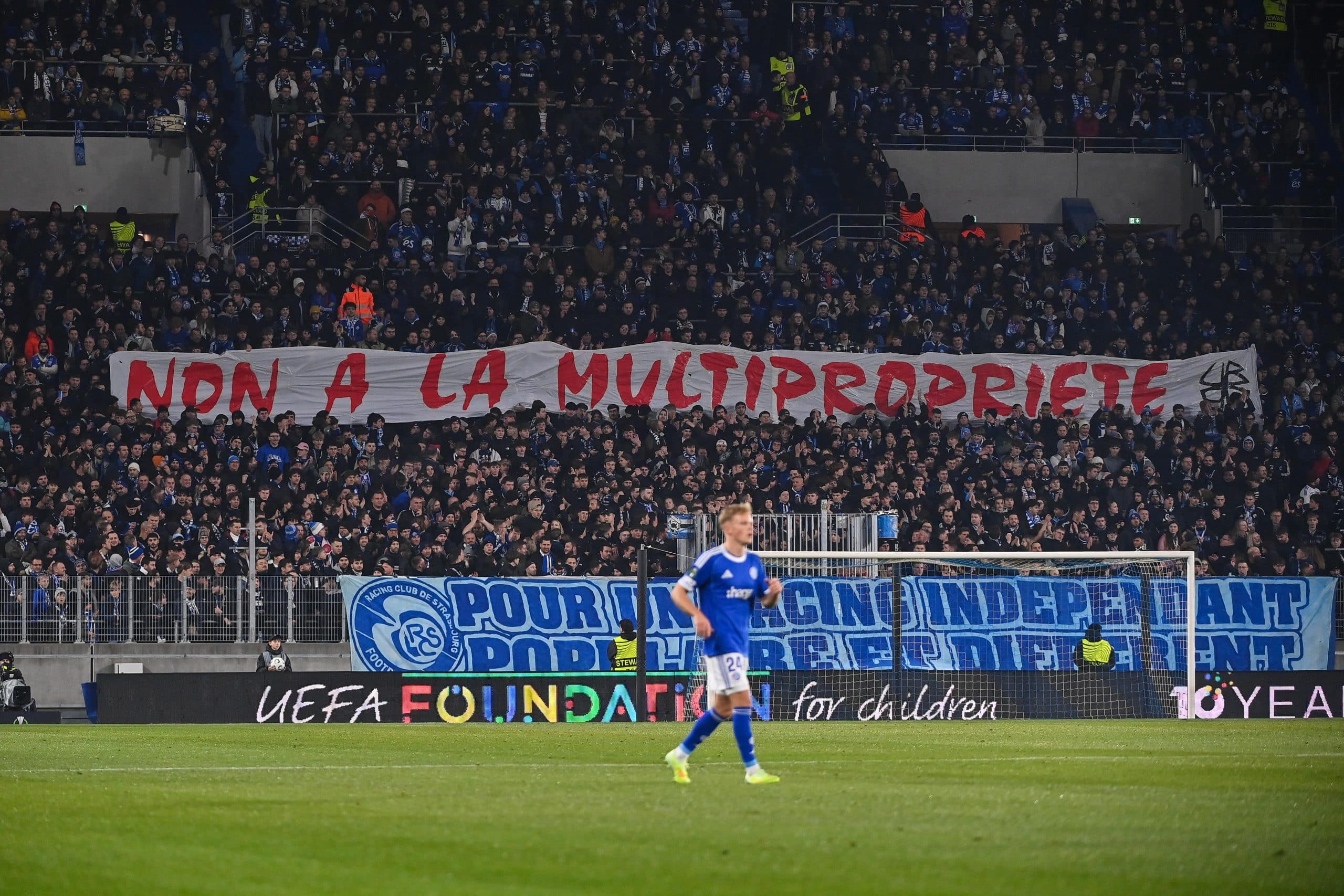 Les ultras strasbourgeois brandissant une banderole contre la multipropriété.