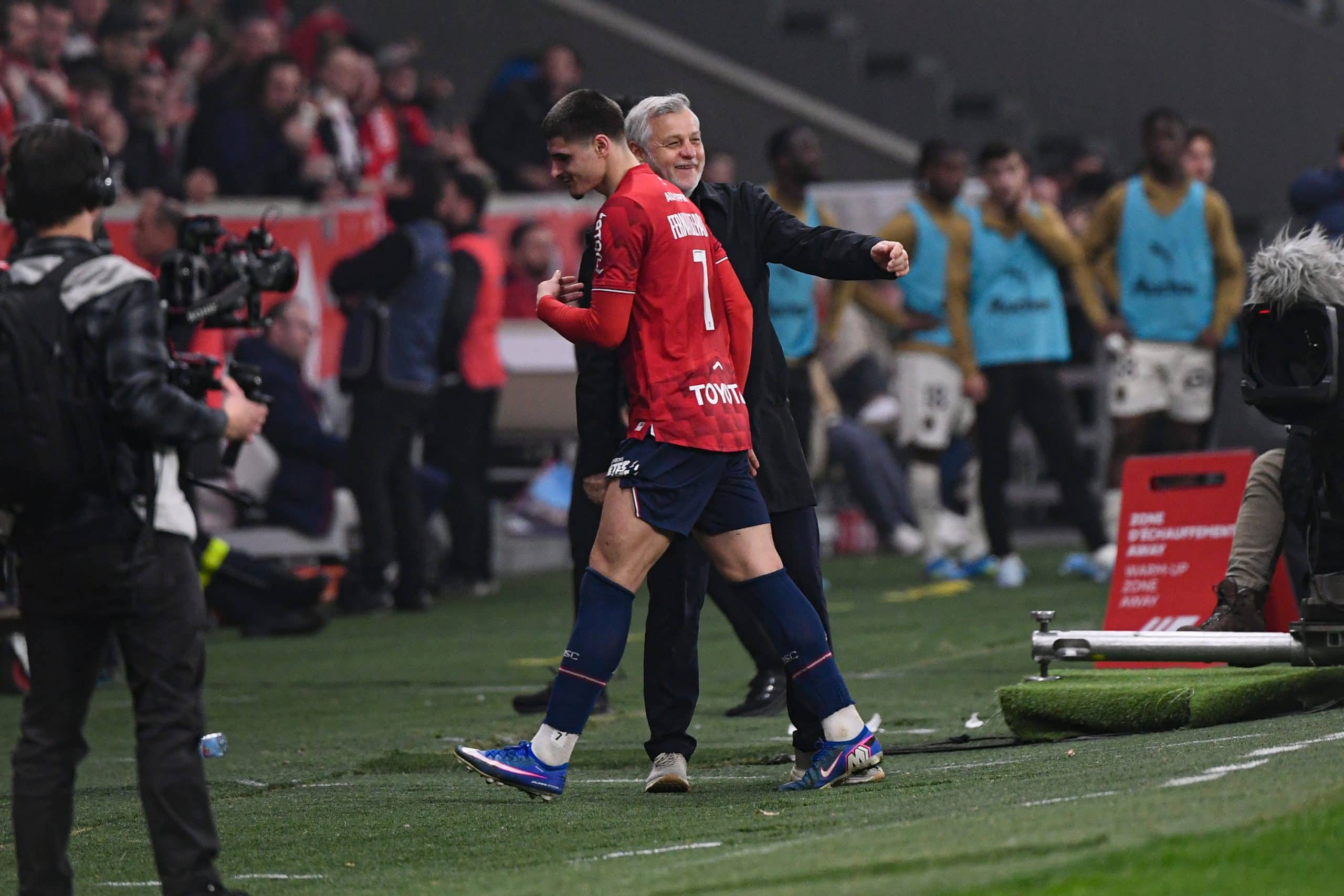 L'entraîneur du LOSC, Bruno Genesio, félicitant Matias Fernandez Pardo à sa sortie.