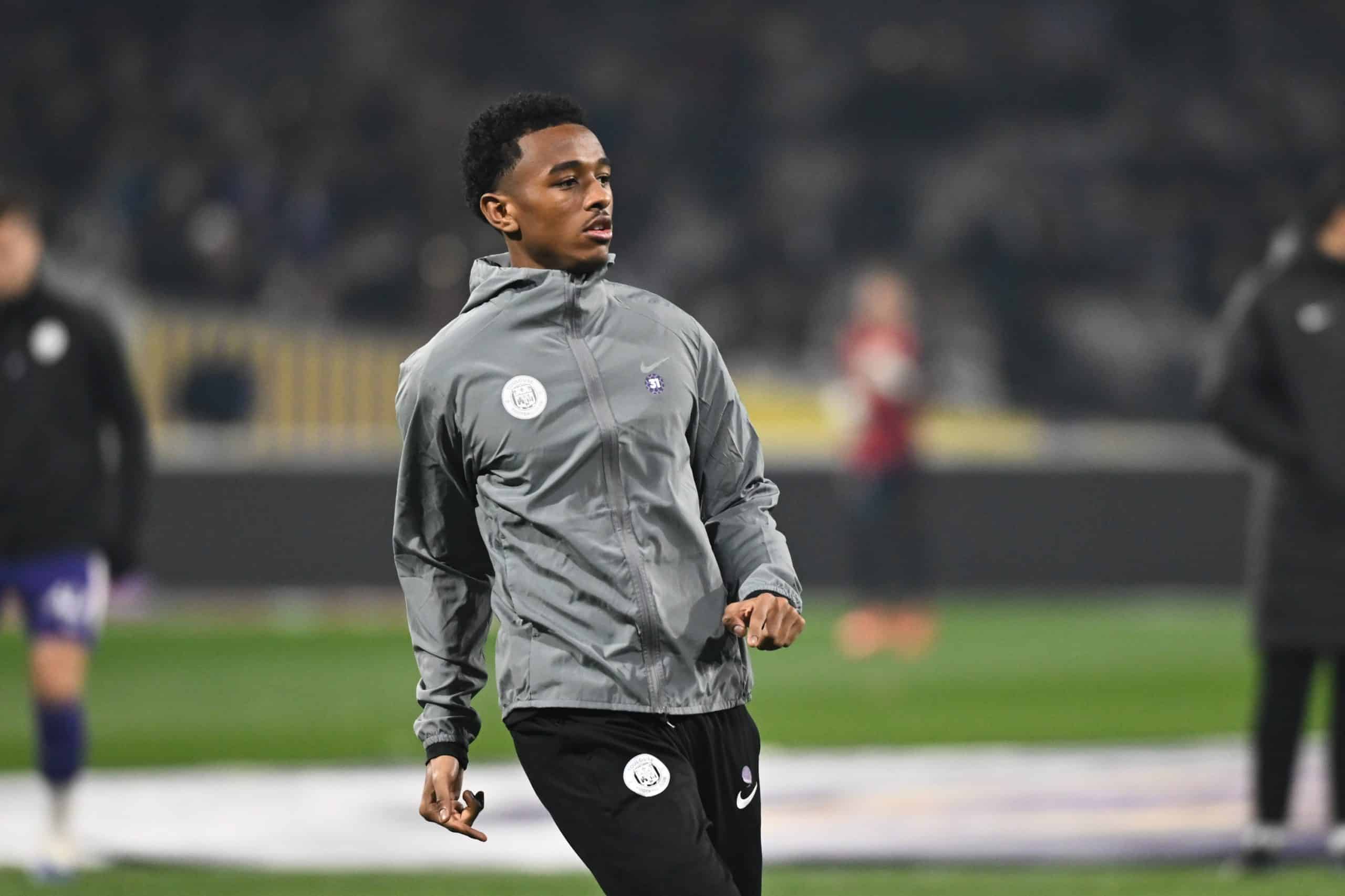 Noah Edjouma lors d'un échauffement avec le Toulouse FC.