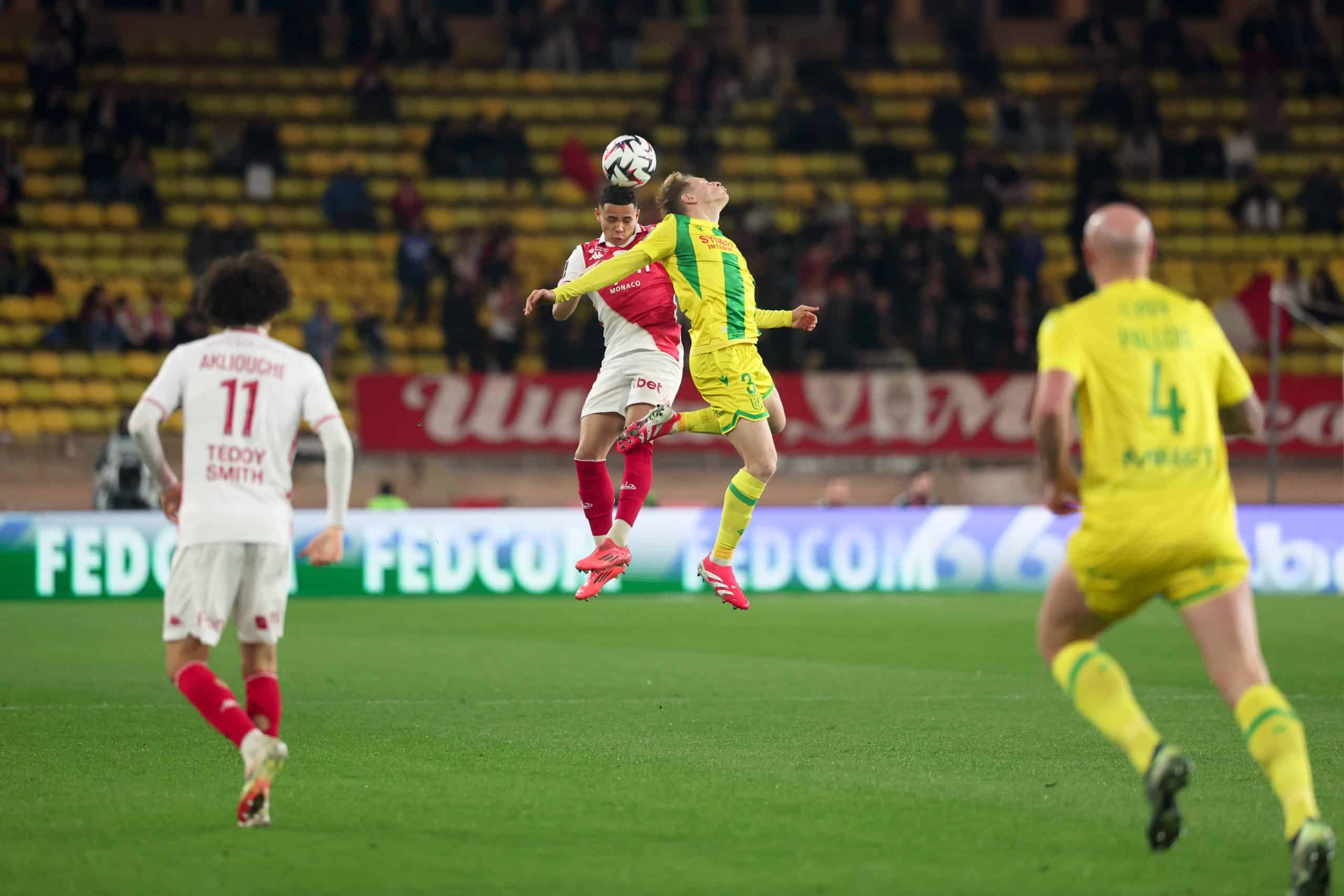 Vanderson à la lutte avec Cozza lors du dernier Monaco-Nantes.