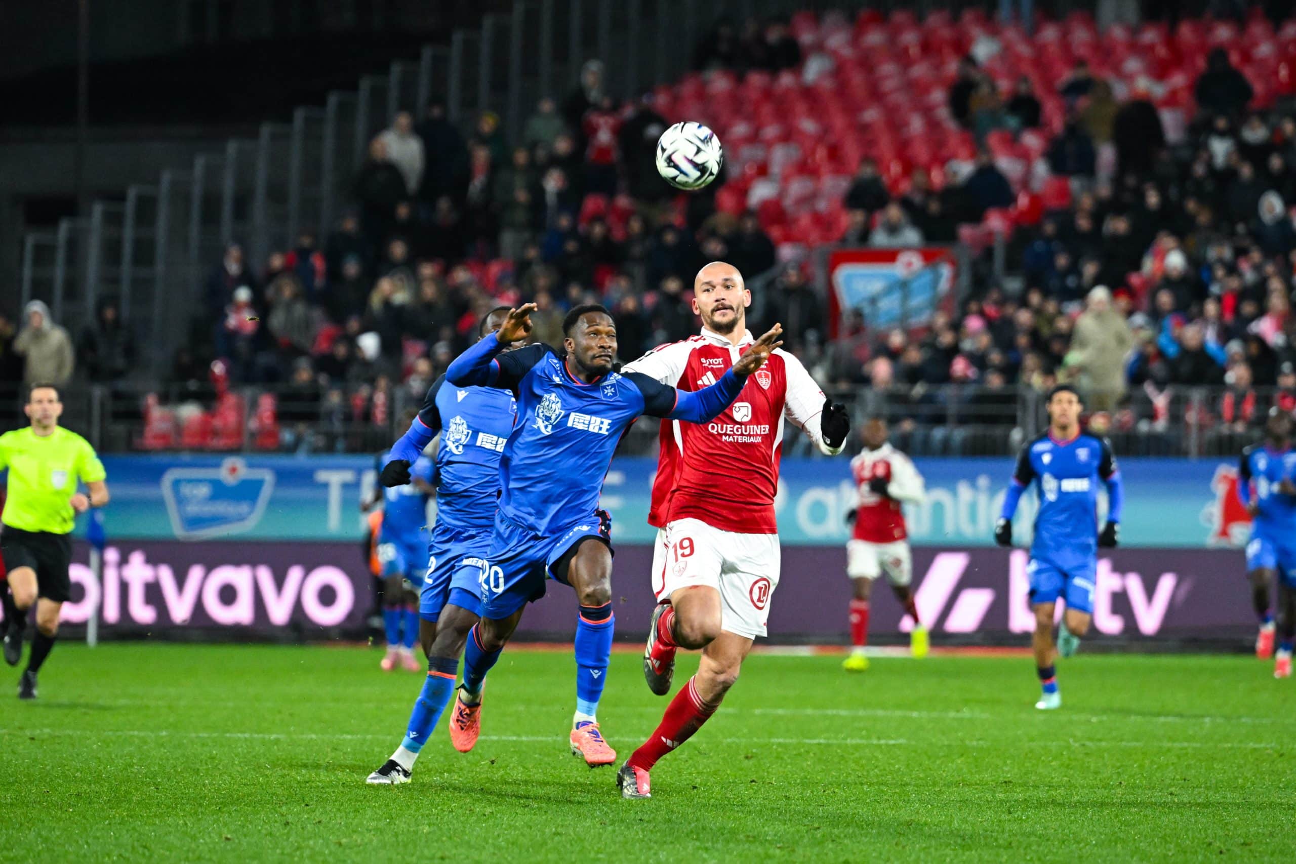 L'attaquant brestois Ludovic Ajorque à la lutte avec un défenseur auxerrois.