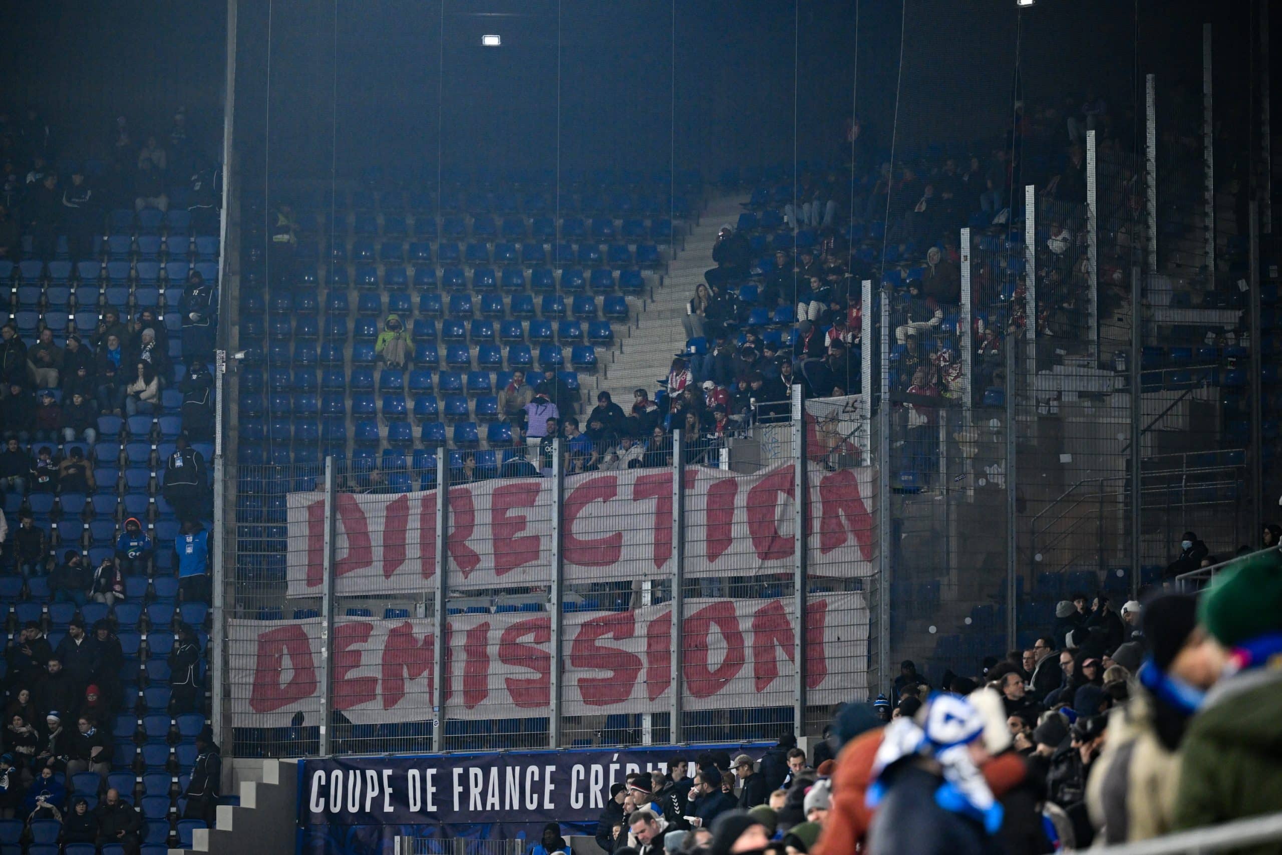 Les supporters de Monaco réclamant la démission de leurs dirigeants lors du match à Strasbourg.
