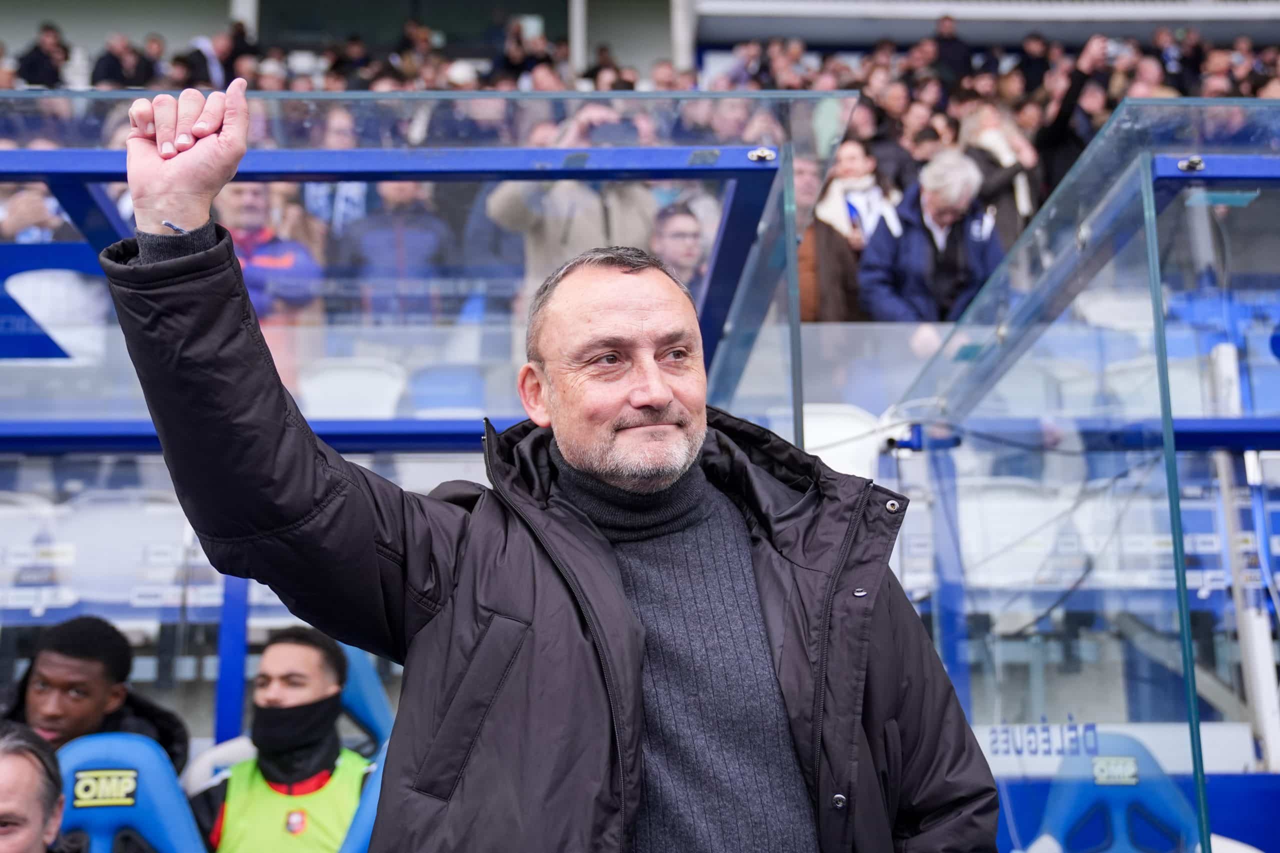 Franck Haise saluant les supporters avant le match Auxerre-Rennes.