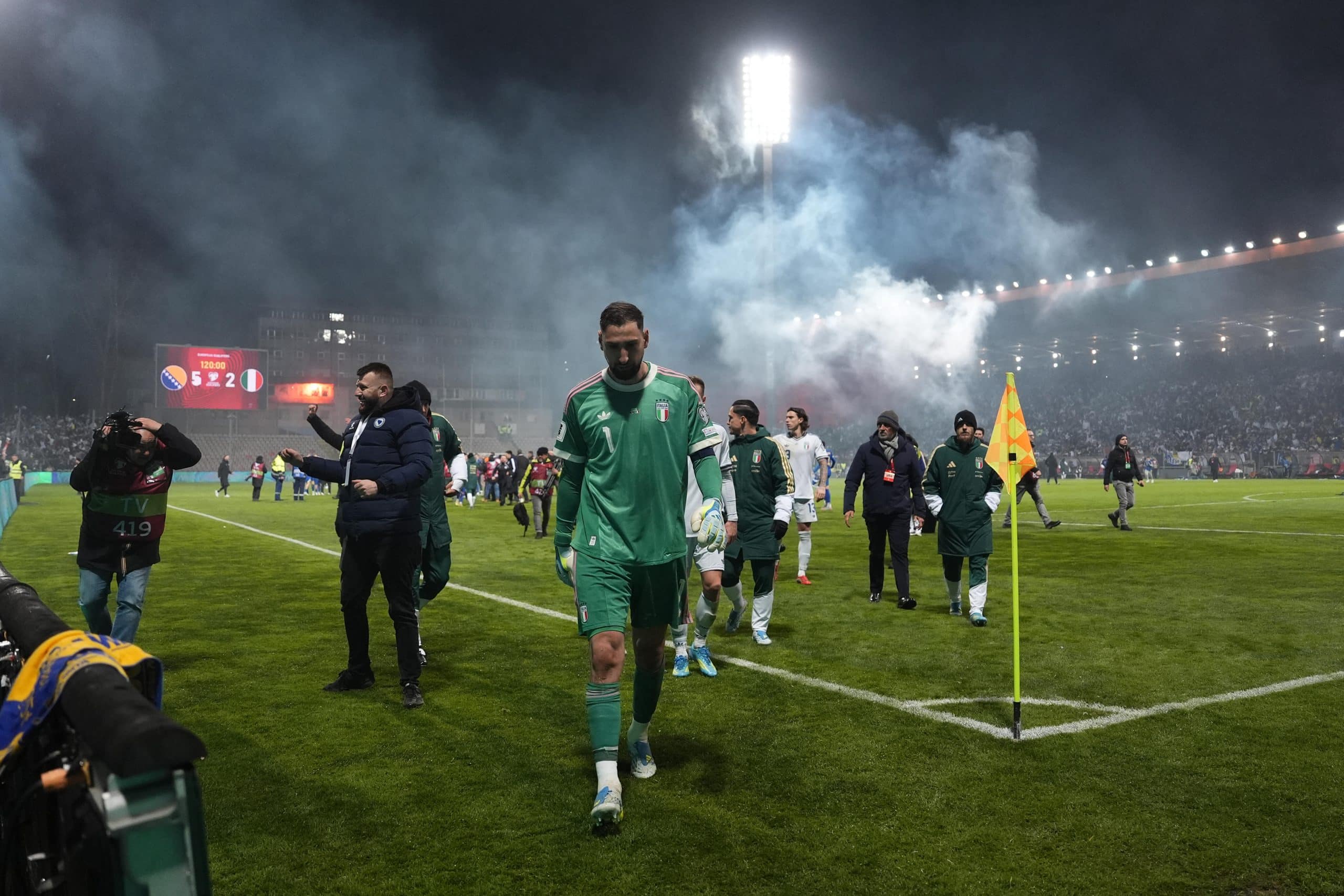 Gianluigi Donnarumma quittant le terrain tête basse après l'élimination de l'Italie.