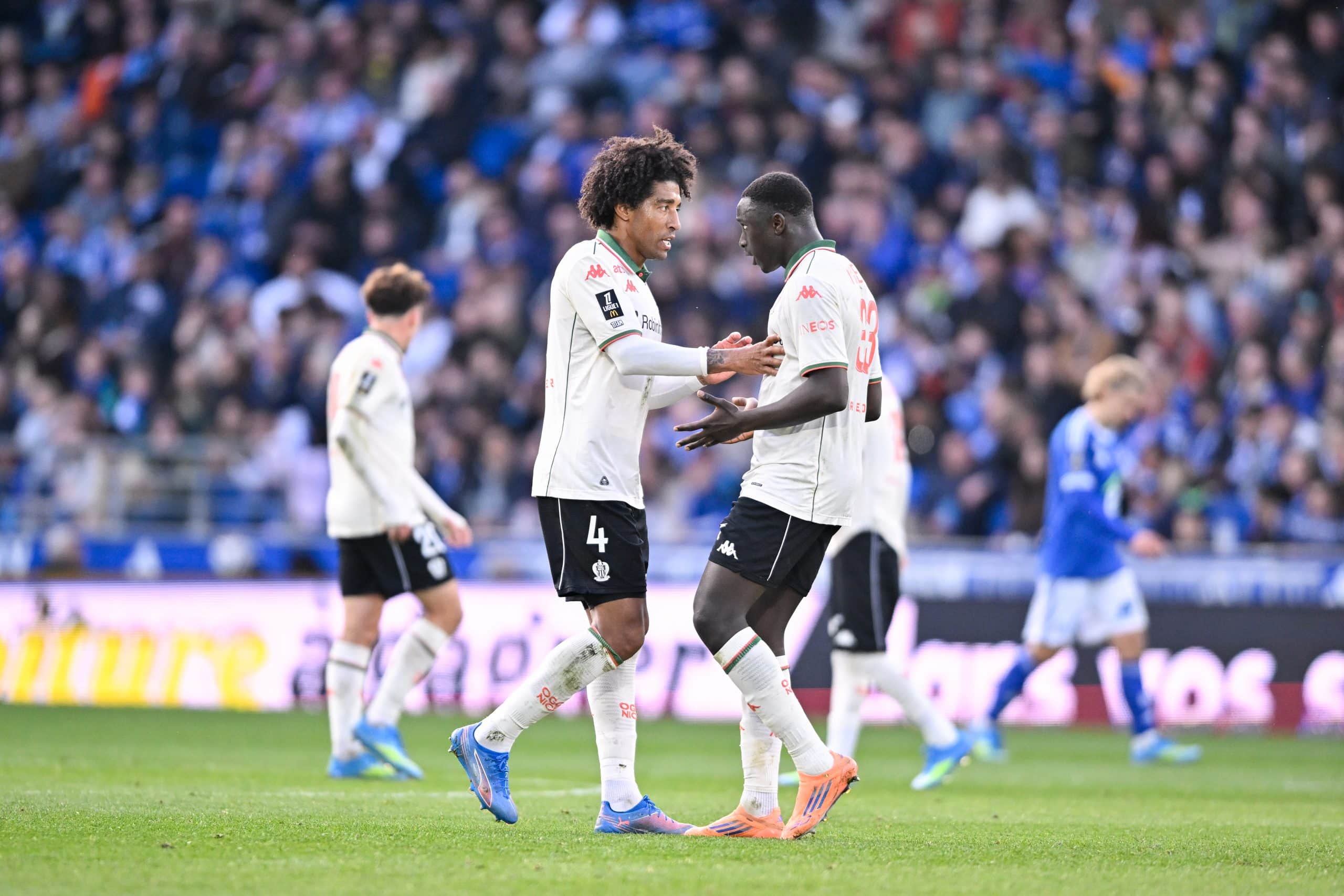 Dante avec un partenaire de l'OGC Nice lors du match à Strasbourg.