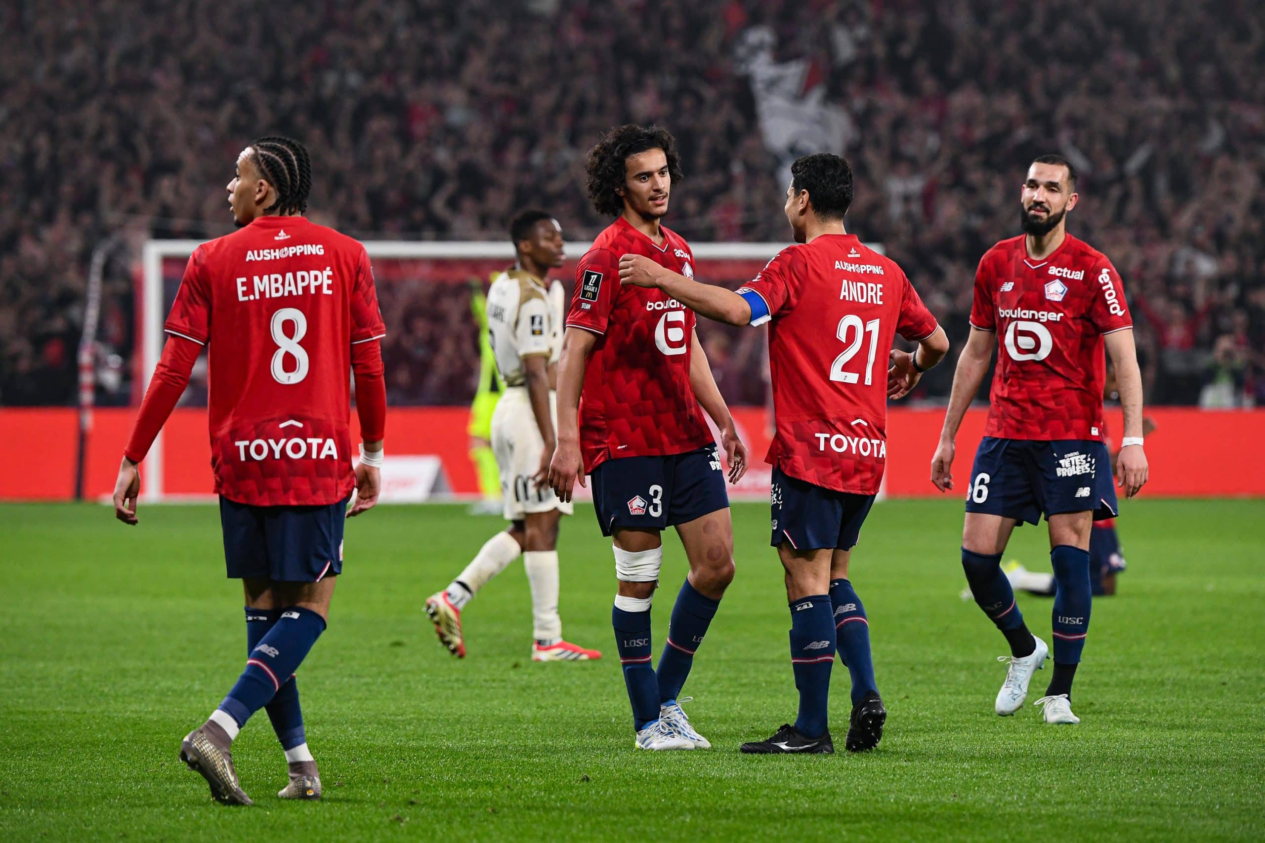Ayyoub Bouaddi au milieu de ses partenaires du LOSC lors du derby face au RC Lens.