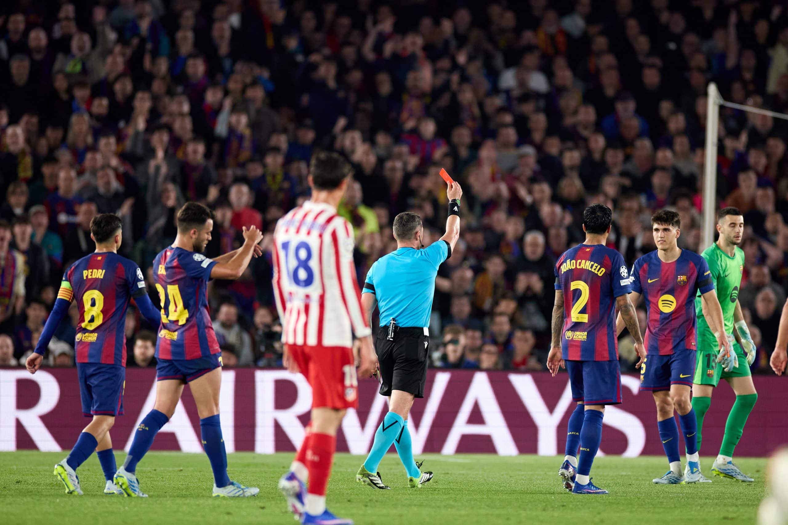 István Kovács sortant le carton rouge à Pau Cubarsi lors de Barça - Atlético